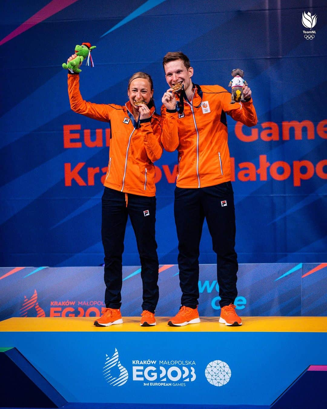 セレーナ・ピークのインスタグラム：「EUROPEAN CHAMPIONS🥇🧡🦁🔥」