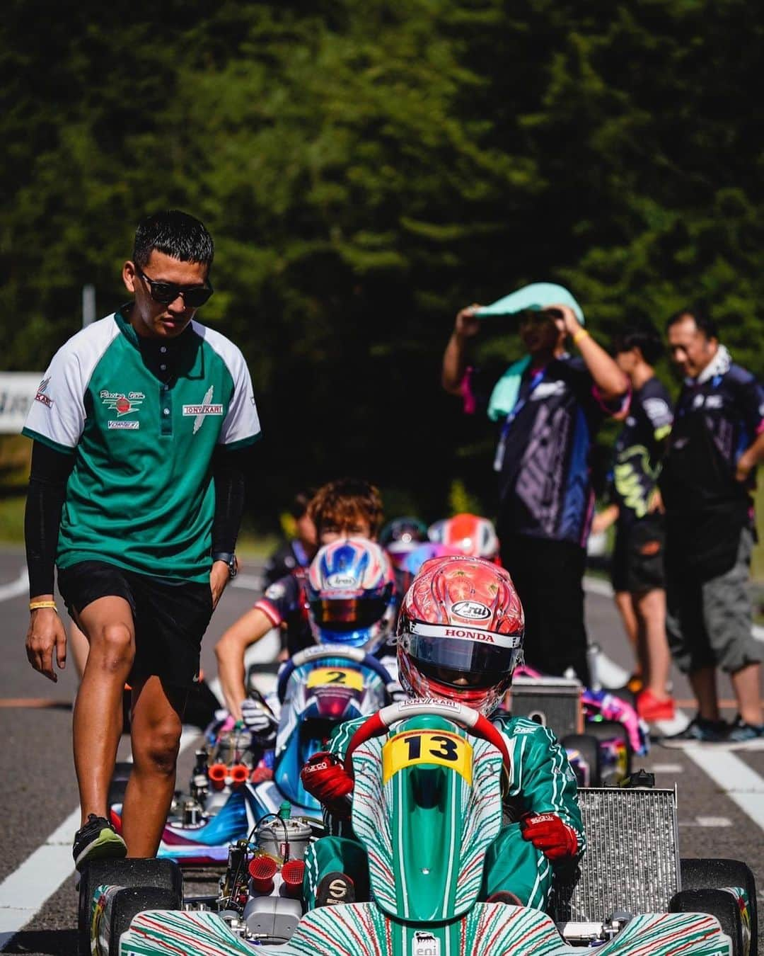 松下信治のインスタグラム：「AUTOBACS GPR Karting Series Rd.2 Mizunami Shifter class  1か月前に、松下選手から連絡をもらいカートでトレーニングしたい！乗せてくれ！と。。。  GPRの合同テストのもてぎで2日間しか乗っていない松下が、自身初の瑞浪戦に出てくれた！ もちろん結果は T.T. P1 Race 1 P1ゴール Race 2 P1 ゴール  と完璧な走りを見せてくれたが、Race1ではプッシングによりフロントフェアリングが入ってしまい、5秒ペナルティで2位。 Race2は完璧なレースでトップチェッカーを受けたが、まさかの車検失格。 理由は、キャブレターの中のパーツでこのShifterクラスでは使ってはいけないモノが入っていたのが原因でした。 決してパフォーマンスには影響しないパーツですが、レギュレーション違反はレギュレーション違反。車検失格を受け入れました🙇 まさか、我々のようなチームがGPR初の車検失格になるとはなんとも恥ずかしい出来事でした。 しかし、逆を言えば忖度が絶対にない選手権である事も皆様に分かってもらえたはずです。 悔しいですが、このチームのミスはしっかり受け止めて、次のレースに向けて準備をしたいです。 松下選手も、久しぶりのカートレースを心から楽しんでくれました。 また次のもてぎも出たいと言ってくれたし、その次の瑞浪もリベンジしたいと。 皆さん！沢山のプロドライバーがShifterを走ってくれて、レベルも高くなり台数も増え、盛り上がってきています！ 次のもてぎには、Kei Cozzolino選手と松下信治選手がTony Kart Racing Team Japanから参戦します。一緒に彼らとレースができるのは非常に貴重だと思います。 皆さん、彼らに挑んでみて下さい！ #tonykartracingteamjapan #vitecracing #shifter #Tonykartjapan」