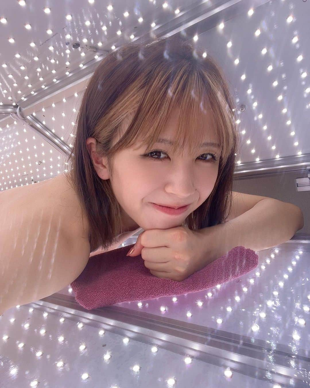 菅原美優のインスタグラム：「先日、セルフエステSAKURA.さんへ！🌸 @self.esthe.sakura  最新の脱毛機器に、今話題のホワイトシャインに、水素を吸ったりとフルコース！！✨  ホワイトシャインは本当におすすめ！✨ 真っ裸で横になって、光を浴びることで、全身を美白に導くことが可能！顔・バスト・デリケートゾーン・しわ・足先まで全身ケアができる！ 髪にも良いみたい！ 暖かくて、サウナほど暑くはないけど程よい汗もかいてリフレッシュできるよ！🫶🏻 他にもいろんな効果があるから調べてみてね！  #エステ #美容 #ダイエット #脱毛 #小顔 #痩身 #エステサロン #フェイシャル #美肌 #マッサージ #フェイシャルエステ #脱毛サロン #美白 #全身脱毛 #痩身エステ #リフトアップホワイトシャイン #beauty#横浜」