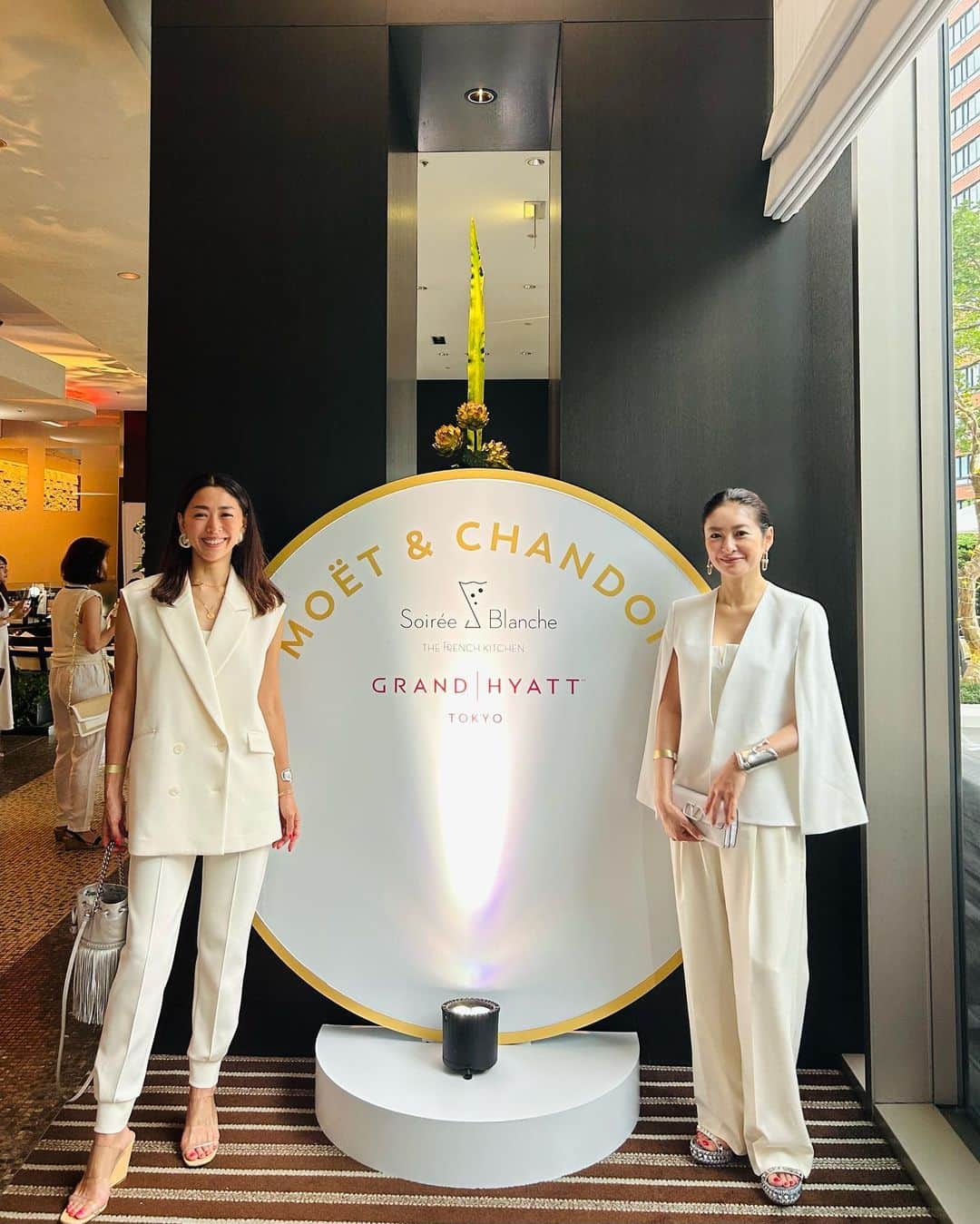 のインスタグラム：「SoireeBlanche in Tokyo 🥂  ソワレブランシュ　南仏発祥のオールホワイトのドレスコードでシャンパンと食事を楽しむイベント✨がグランドハイアットのフレンチキッチンで開催中ということで行ってきました🤍  @ayuuki0908 と初夏の明るいうちから @moetchandon のシャンパンをいただきながら話もはずむ🤍良い時間でした✨  #オールホワイト　のドレスコードだったのでもちろん全身　@werthy.official 🤍ホワイトのダンボールジレ&スラックスで 😎partyにも行けるのにジャージ素材がめちゃくちゃ楽ちん😝  #Hostedby @moetchandon #ソワレブランシュ #SoireeBlanche #moetchandon #モエシャンドン #Sponsored #DrinkResponsibly」