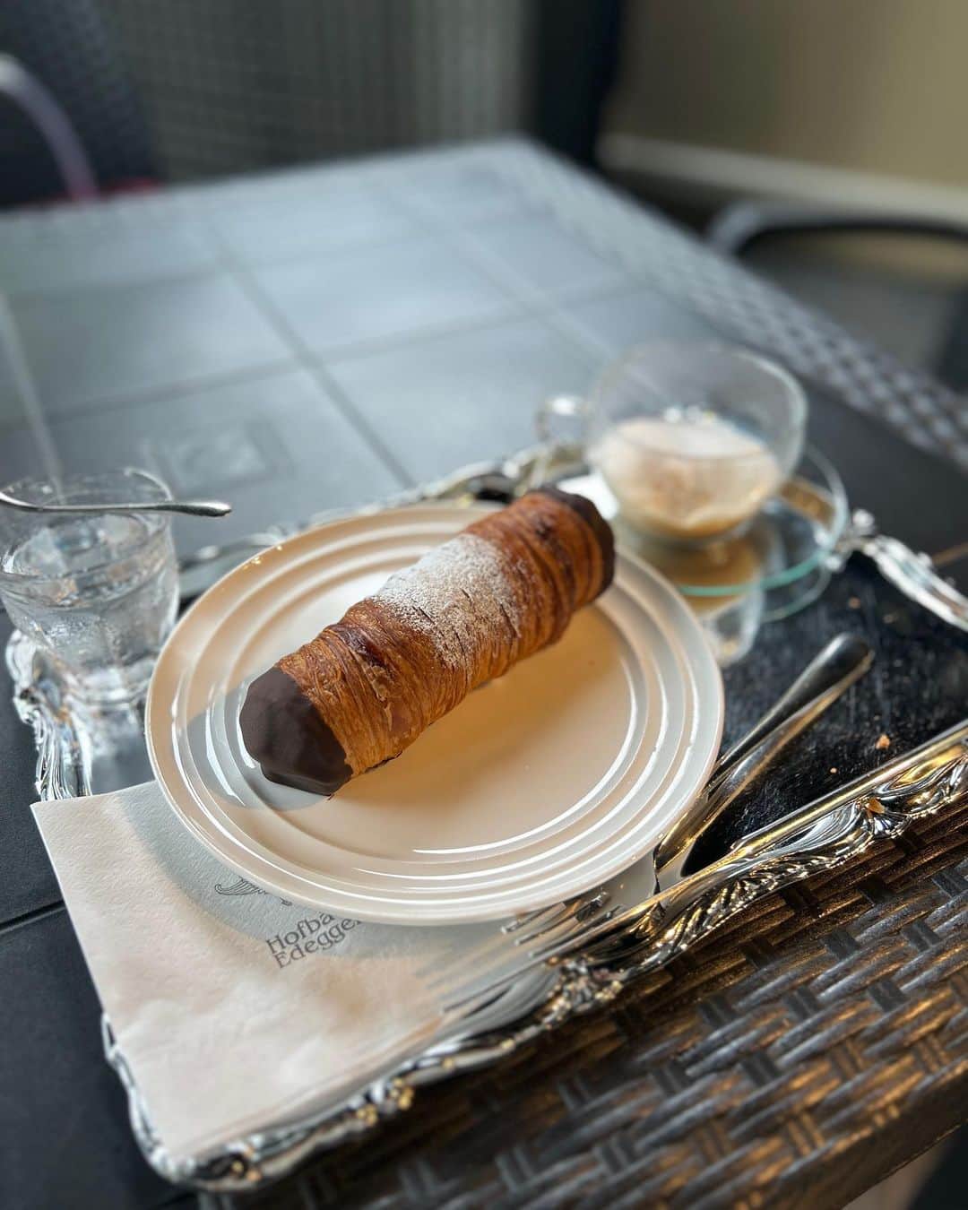 上坂由莉さんのインスタグラム写真 - (上坂由莉Instagram)「📍ホーフベッカライ エーデッガー・タックス @edeggertax_jp   ⁡ ハプスブルク家御用達のパン屋さんという事で ずっと行ってみたかったお店です🥨☕️ ⁡ ⁡ 神楽坂でドイツパンを営んでいた方きっかけに プレッツェルにすっごくハマったんです🥨 京都でも本格的なプレッツェルが 食べられるお店があると聞いてウキワクでした🤎 ⁡ ⁡ イートインしたのですが、 パンが冷たいままでそこだけ残念すぎた😢 リベイクしてくれたら美味しかったと思います🥨 ⁡ ⁡ パン以外にも焼き菓子やケーキなども沢山🍰 逃したザッハトルテはリベンジします🤎 ⁡ ⁡ #ホーフベッカライエーデッガータックス #ドイツパン #エーデッガータックス #プレッツェル クロワッサン #京都パン屋 #平安神宮カフェ #岡崎パン屋 #京都カフェ #ハプスブルク家 #京都ベーカリー #京都グルメ #夏コーデ #夏ファッション #デニムスカート #zaraコーデ」7月2日 21時27分 - yuri_yoga.727