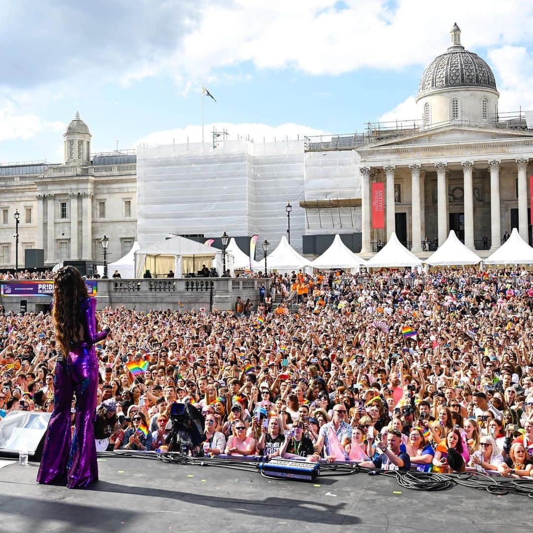 イディナ・メンゼルのインスタグラム：「London #Pride. You’re beautiful. 🏳️‍🌈🏳️‍⚧️ . . . @gettyentertainment  @jack.h.all」