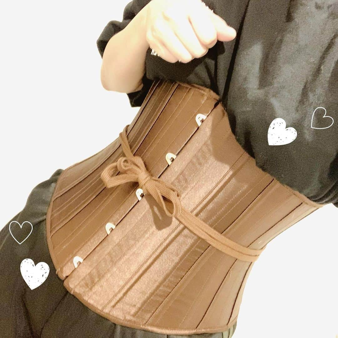 瀬乃ひなたのインスタグラム：「@corset_diet さんのコルセットをGetしたよ‼︎ . . Sサイズを提案されて、そんな小さいやつ入るんですか...？と心配になって聞いたけど大丈夫みたい‼︎ . 前に使ってたコルセットが MかLなんだけど閉まらないなと思ってきてたから でかかったんだね😂 . . コルセットつけると姿勢良くなるし 食べ過ぎも防げるし良いね👍⭐️ . . 今回はダイエットしたいのもあるけど 開いた肋骨を締めたくて使うよ🩻 . . 肋骨締まるといいな🥹 . . . . この時期は暑いからメッシュ素材のやつもオススメだよ‼︎ . . .  PR @corset_diet #コルセットダイエット #コルセット #くびれ #肋骨締め  #くびれ作り #バーヴォーグ #burvogue #プロクビレイター #pr #ダイエット」