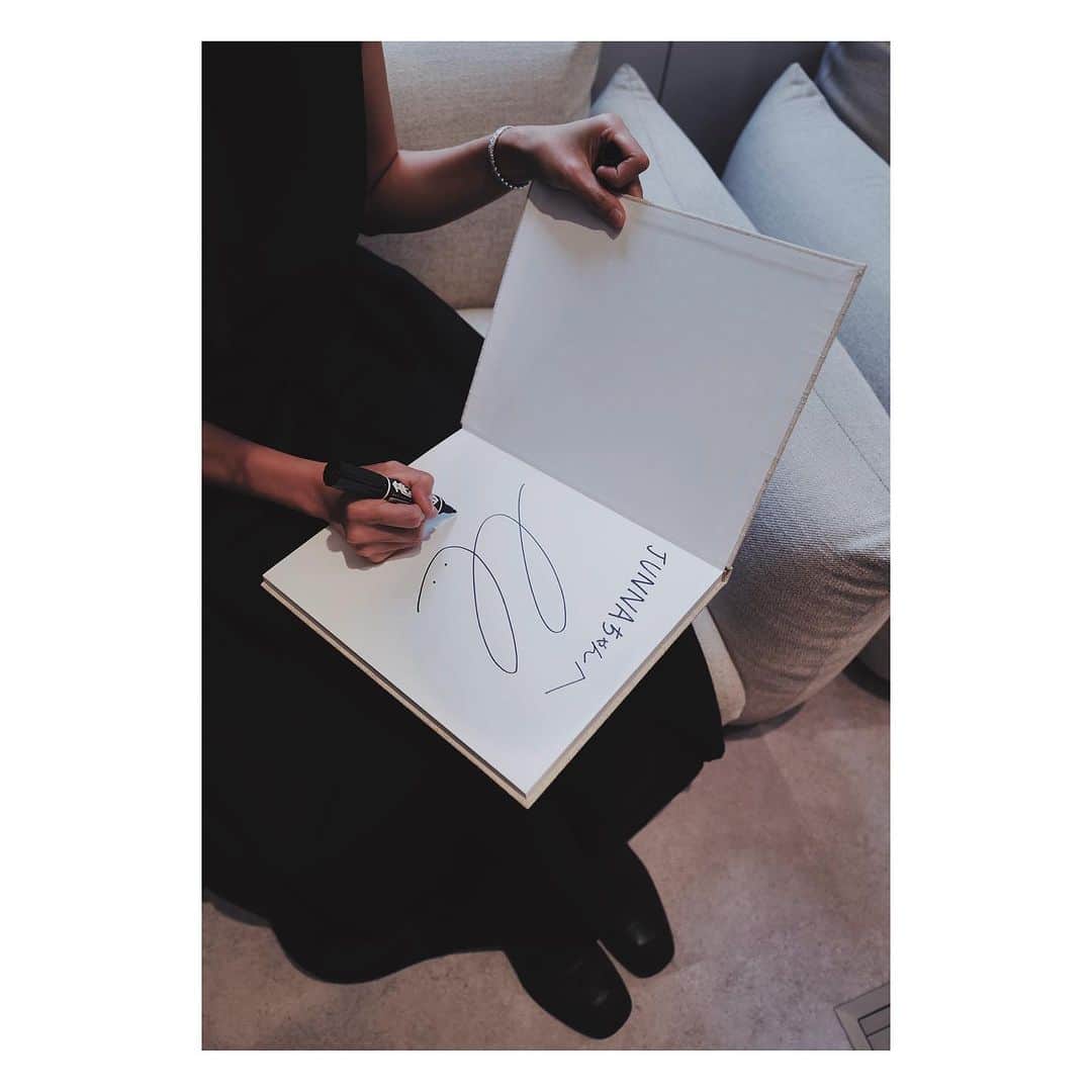 JUNNAさんのインスタグラム写真 - (JUNNAInstagram)「ETRÉ TOKYO23'AW展示会会場にて、遊びに来てくれたみっこちゃんと♡  矢野未希子ちゃんと、写真家・東京祐さんの共同制作された写真集  "as is"  自費出版と聞いてみっこちゃんのストイックさとプロ根性がうかがえる  まるでアート作品の様な写真集  装丁もみっこちゃんらしい 色彩のトーンは柔らかで瑞々しく ヘルシーで自然体なみっこちゃんの魅力が溢れて...  以前ETRÉ TOKYOでコラボレーションしてお洋服を作った時の妥協無く何度も、何度もこうできないか？とぶつかって来てくれる真っ直ぐで、本当に真面目なみっこちゃんを思い出しました。"好き"に対して真っ直ぐであることは簡単な様で、難しいことでもあるけれど、凛とそれを貫くみっこちゃんは魅力的でカッコ良く、この写真集からもそんなみっこちゃんの生き方。を感じました♡  最後にサインもおねだり。 リビングに飾っています♪  "as is" DIRECTION & MODEL: MIKIKO YANO PHOTOGRAPHY : KYOSUKE AZUMA」7月2日 21時29分 - junna