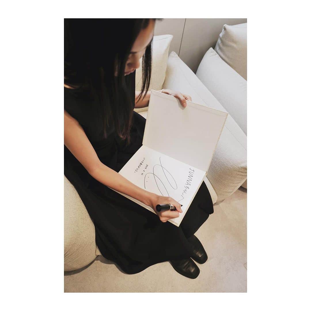 JUNNAさんのインスタグラム写真 - (JUNNAInstagram)「ETRÉ TOKYO23'AW展示会会場にて、遊びに来てくれたみっこちゃんと♡  矢野未希子ちゃんと、写真家・東京祐さんの共同制作された写真集  "as is"  自費出版と聞いてみっこちゃんのストイックさとプロ根性がうかがえる  まるでアート作品の様な写真集  装丁もみっこちゃんらしい 色彩のトーンは柔らかで瑞々しく ヘルシーで自然体なみっこちゃんの魅力が溢れて...  以前ETRÉ TOKYOでコラボレーションしてお洋服を作った時の妥協無く何度も、何度もこうできないか？とぶつかって来てくれる真っ直ぐで、本当に真面目なみっこちゃんを思い出しました。"好き"に対して真っ直ぐであることは簡単な様で、難しいことでもあるけれど、凛とそれを貫くみっこちゃんは魅力的でカッコ良く、この写真集からもそんなみっこちゃんの生き方。を感じました♡  最後にサインもおねだり。 リビングに飾っています♪  "as is" DIRECTION & MODEL: MIKIKO YANO PHOTOGRAPHY : KYOSUKE AZUMA」7月2日 21時29分 - junna