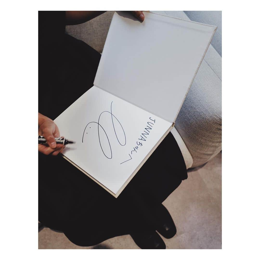 JUNNAさんのインスタグラム写真 - (JUNNAInstagram)「ETRÉ TOKYO23'AW展示会会場にて、遊びに来てくれたみっこちゃんと♡  矢野未希子ちゃんと、写真家・東京祐さんの共同制作された写真集  "as is"  自費出版と聞いてみっこちゃんのストイックさとプロ根性がうかがえる  まるでアート作品の様な写真集  装丁もみっこちゃんらしい 色彩のトーンは柔らかで瑞々しく ヘルシーで自然体なみっこちゃんの魅力が溢れて...  以前ETRÉ TOKYOでコラボレーションしてお洋服を作った時の妥協無く何度も、何度もこうできないか？とぶつかって来てくれる真っ直ぐで、本当に真面目なみっこちゃんを思い出しました。"好き"に対して真っ直ぐであることは簡単な様で、難しいことでもあるけれど、凛とそれを貫くみっこちゃんは魅力的でカッコ良く、この写真集からもそんなみっこちゃんの生き方。を感じました♡  最後にサインもおねだり。 リビングに飾っています♪  "as is" DIRECTION & MODEL: MIKIKO YANO PHOTOGRAPHY : KYOSUKE AZUMA」7月2日 21時29分 - junna