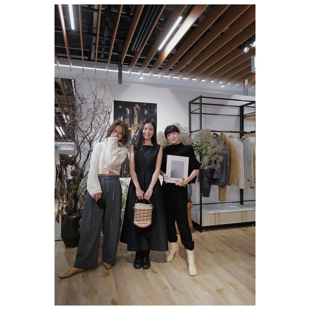 JUNNAさんのインスタグラム写真 - (JUNNAInstagram)「ETRÉ TOKYO23'AW展示会会場にて、遊びに来てくれたみっこちゃんと♡  矢野未希子ちゃんと、写真家・東京祐さんの共同制作された写真集  "as is"  自費出版と聞いてみっこちゃんのストイックさとプロ根性がうかがえる  まるでアート作品の様な写真集  装丁もみっこちゃんらしい 色彩のトーンは柔らかで瑞々しく ヘルシーで自然体なみっこちゃんの魅力が溢れて...  以前ETRÉ TOKYOでコラボレーションしてお洋服を作った時の妥協無く何度も、何度もこうできないか？とぶつかって来てくれる真っ直ぐで、本当に真面目なみっこちゃんを思い出しました。"好き"に対して真っ直ぐであることは簡単な様で、難しいことでもあるけれど、凛とそれを貫くみっこちゃんは魅力的でカッコ良く、この写真集からもそんなみっこちゃんの生き方。を感じました♡  最後にサインもおねだり。 リビングに飾っています♪  "as is" DIRECTION & MODEL: MIKIKO YANO PHOTOGRAPHY : KYOSUKE AZUMA」7月2日 21時29分 - junna