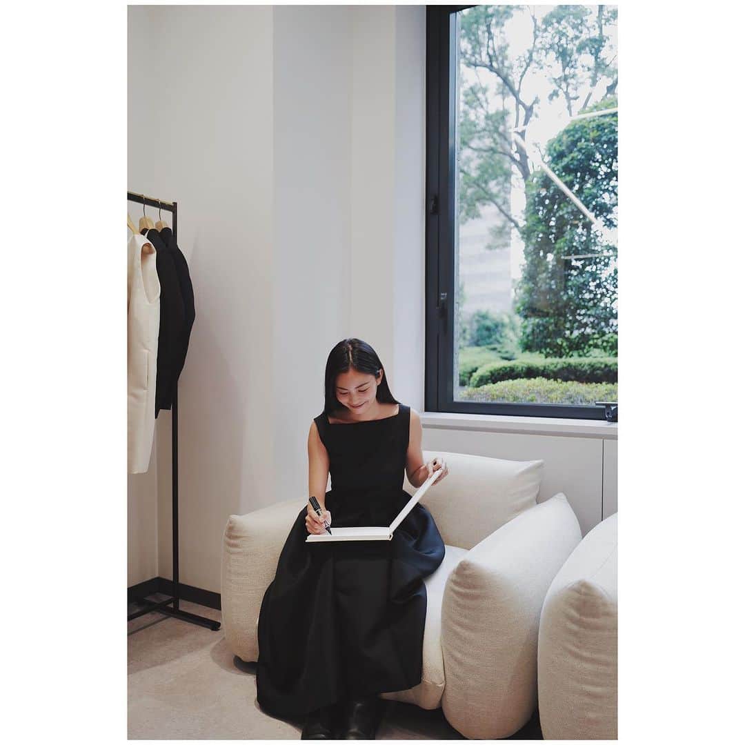 JUNNAさんのインスタグラム写真 - (JUNNAInstagram)「ETRÉ TOKYO23'AW展示会会場にて、遊びに来てくれたみっこちゃんと♡  矢野未希子ちゃんと、写真家・東京祐さんの共同制作された写真集  "as is"  自費出版と聞いてみっこちゃんのストイックさとプロ根性がうかがえる  まるでアート作品の様な写真集  装丁もみっこちゃんらしい 色彩のトーンは柔らかで瑞々しく ヘルシーで自然体なみっこちゃんの魅力が溢れて...  以前ETRÉ TOKYOでコラボレーションしてお洋服を作った時の妥協無く何度も、何度もこうできないか？とぶつかって来てくれる真っ直ぐで、本当に真面目なみっこちゃんを思い出しました。"好き"に対して真っ直ぐであることは簡単な様で、難しいことでもあるけれど、凛とそれを貫くみっこちゃんは魅力的でカッコ良く、この写真集からもそんなみっこちゃんの生き方。を感じました♡  最後にサインもおねだり。 リビングに飾っています♪  "as is" DIRECTION & MODEL: MIKIKO YANO PHOTOGRAPHY : KYOSUKE AZUMA」7月2日 21時29分 - junna