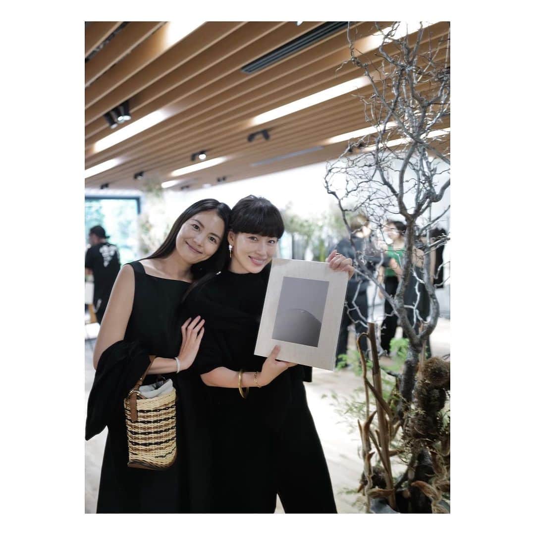 JUNNAのインスタグラム：「ETRÉ TOKYO23'AW展示会会場にて、遊びに来てくれたみっこちゃんと♡  矢野未希子ちゃんと、写真家・東京祐さんの共同制作された写真集  "as is"  自費出版と聞いてみっこちゃんのストイックさとプロ根性がうかがえる  まるでアート作品の様な写真集  装丁もみっこちゃんらしい 色彩のトーンは柔らかで瑞々しく ヘルシーで自然体なみっこちゃんの魅力が溢れて...  以前ETRÉ TOKYOでコラボレーションしてお洋服を作った時の妥協無く何度も、何度もこうできないか？とぶつかって来てくれる真っ直ぐで、本当に真面目なみっこちゃんを思い出しました。"好き"に対して真っ直ぐであることは簡単な様で、難しいことでもあるけれど、凛とそれを貫くみっこちゃんは魅力的でカッコ良く、この写真集からもそんなみっこちゃんの生き方。を感じました♡  最後にサインもおねだり。 リビングに飾っています♪  "as is" DIRECTION & MODEL: MIKIKO YANO PHOTOGRAPHY : KYOSUKE AZUMA」