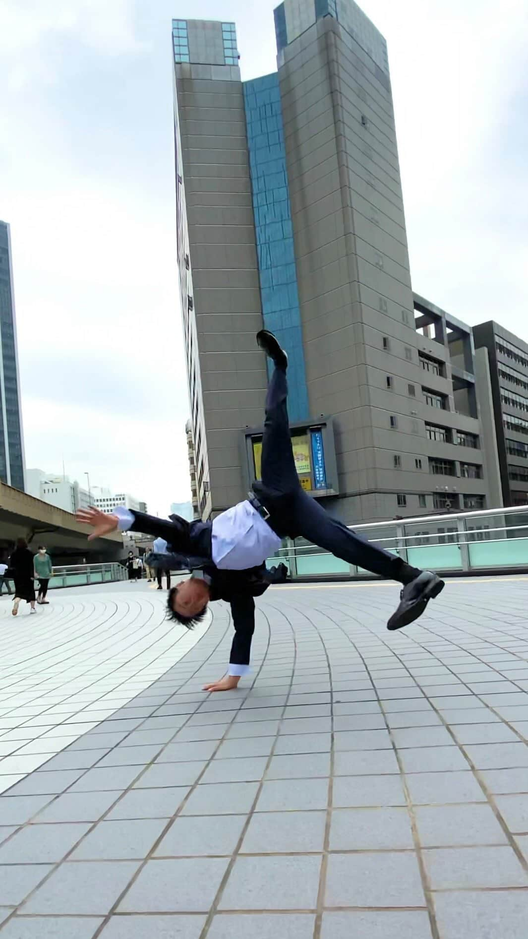 SNACK（野村直）のインスタグラム：「Formal Air flare smart gentleman ㅤㅤㅤㅤㅤㅤㅤㅤㅤㅤㅤㅤㅤ ㅤㅤㅤㅤㅤㅤㅤㅤㅤㅤㅤㅤㅤ follow me @bboysnack  ㅤㅤㅤㅤㅤㅤㅤㅤㅤㅤㅤㅤㅤ ㅤㅤㅤㅤㅤㅤㅤㅤㅤㅤㅤㅤㅤ #airflare #formal #smart #gentleman #powermove #breaking #breakin #smartgentleman #パワームーブ #エアーフレア #エアーフレアー #スーツ #スマート #ジェントルマン #ジャケット #紳士 #所沢 #ビジネスマン #サラリーマン  #スーツ男子 #スーツ姿 #officeworker 2130日 0702」