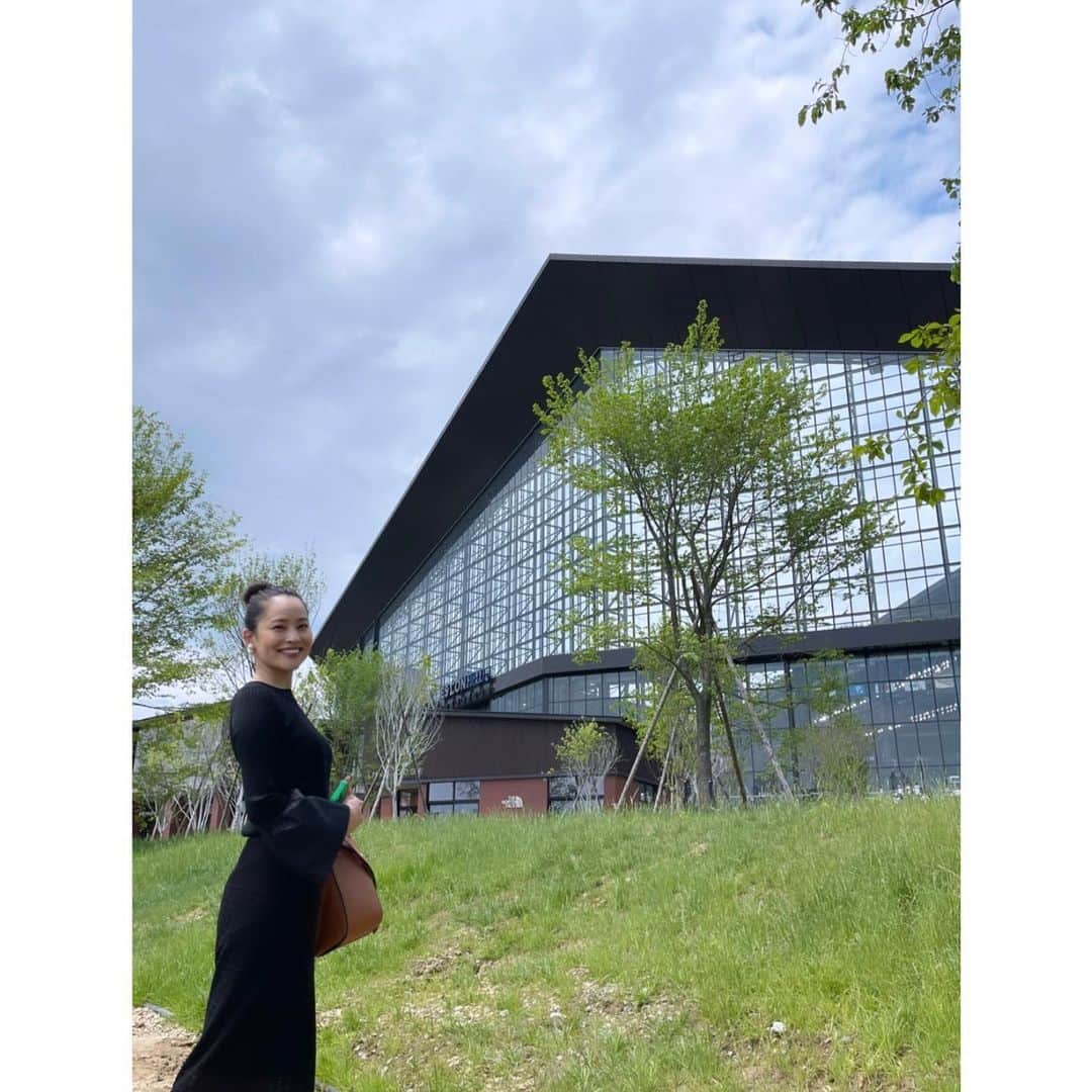 佐野伶莉さんのインスタグラム写真 - (佐野伶莉Instagram)「_ 念願だったエスコンフィールドHOKKAIDOへ！✨  野球観戦はもともと大好きですが、これまででダントツの楽しさ♡ テーマパーク的要素もあってグルメも沢山、試合中の演出も凝っていてとにかく楽しかったです🥰🥰 そして球場のどこからでも、グラウンドが近くて観やすかったなぁ。しかも、今日が屋根を開けての初の試合！！  伏見寅威選手のファンとしては 日ハム×オリックスのカード最高でした！！！✌️✌️✌️ 紅林選手(駿河総合高校出身)のHRも！！！ #エスコンフィールド北海道」7月2日 21時33分 - reiri_sano5
