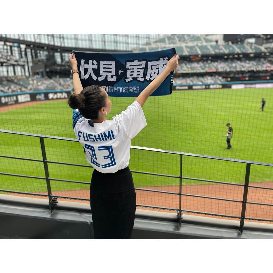 佐野伶莉のインスタグラム：「_ 念願だったエスコンフィールドHOKKAIDOへ！✨  野球観戦はもともと大好きですが、これまででダントツの楽しさ♡ テーマパーク的要素もあってグルメも沢山、試合中の演出も凝っていてとにかく楽しかったです🥰🥰 そして球場のどこからでも、グラウンドが近くて観やすかったなぁ。しかも、今日が屋根を開けての初の試合！！  伏見寅威選手のファンとしては 日ハム×オリックスのカード最高でした！！！✌️✌️✌️ 紅林選手(駿河総合高校出身)のHRも！！！ #エスコンフィールド北海道」