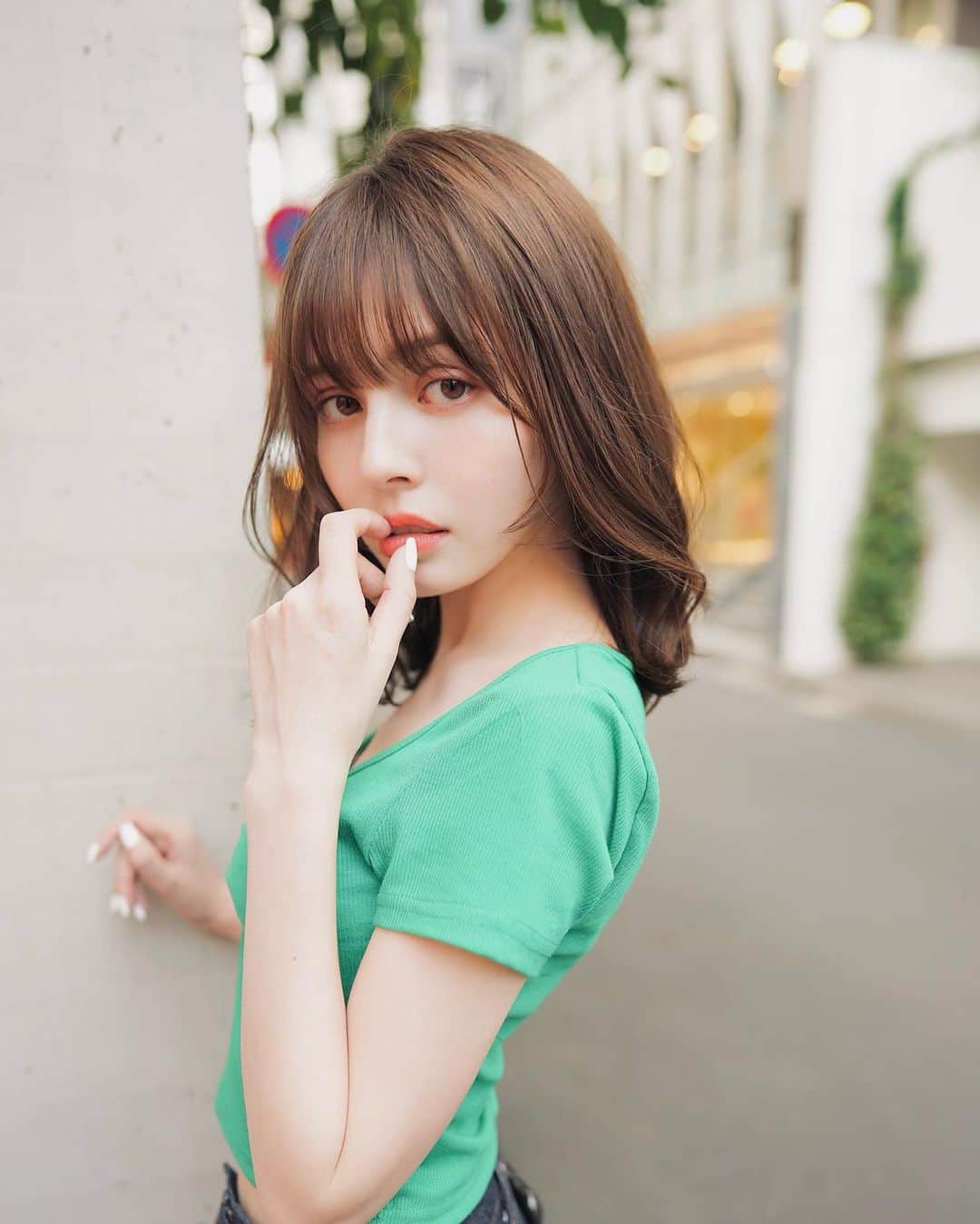 齋藤純也のインスタグラム：「ミディアムレイヤースタイル✂︎  柔らかい質感の動きのあるデザインがこだわりです ハサミの入れ方で髪の毛の動き方は大きく変わります、骨格と輪郭と髪質に合わせて誰よりも似合うヘアスタイルを♪  ✴︎PRICE✴︎ カット✂︎7700円 カラー✂︎7700円  カットなしの場合シャンプーブロー料金+2200円 カラーはトリートメントin処方で圧倒的な艶感と手触りをプラスします。 ブリーチor3Dハイライト施術はプラス7700円です。 パーマ✂︎7700円 トリートメント✂︎種類多数によりカウンセリングで決めさせていただきます。5500円〜11000円 縮毛矯正✂︎17600円、前髪のみは6600円 ・ ネット予約が×の所もお電話かDMで時間調整できますので気軽にご連絡ください！ kelly.表参道本店　A1出口より徒歩45秒 東京都渋谷区神宮前5-2-5 JY表参道ビル２Ｆ kelly. ・ ・ ✔️群馬県伊勢崎市で出勤するスケジュールは隔週水曜日です。 群馬店は料金が異なります、お問い合わせください 群馬のご予約はＤＭまたは ホットペッパービューティーで  kelly. by L.O.G 検索✂︎ 在籍日程が少なくて申し訳ありません。 薬剤は最新のものを揃えました 群馬県伊勢崎市宮前町146-1」