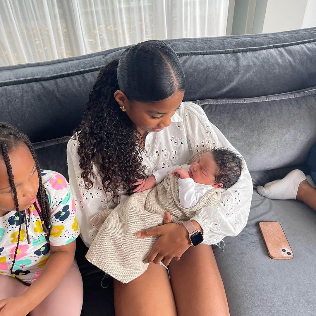 ウルビー・エマヌエルソンさんのインスタグラム写真 - (ウルビー・エマヌエルソンInstagram)「Happy birthday my little princess 🥳🥳. The joy that you bring in our family is amazing. Still so small but already know what she wants. We love you girl❤️❤️」7月2日 21時37分 - urby28
