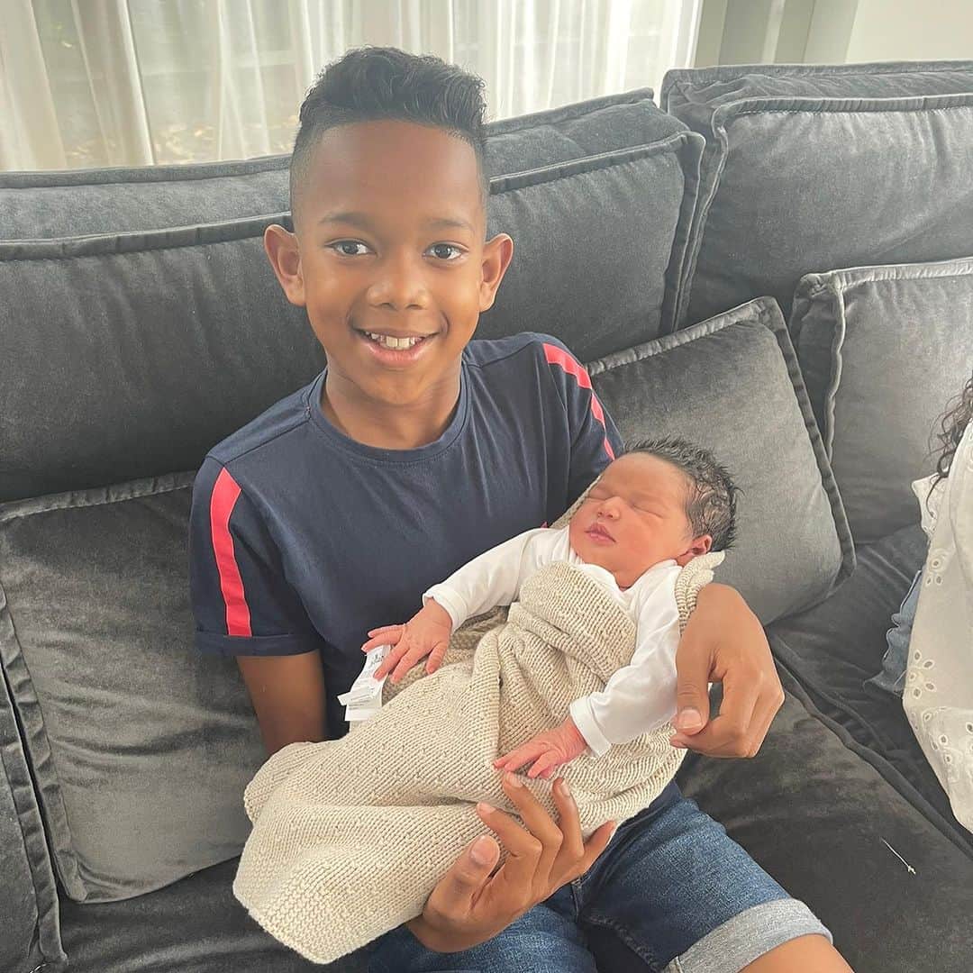 ウルビー・エマヌエルソンさんのインスタグラム写真 - (ウルビー・エマヌエルソンInstagram)「Happy birthday my little princess 🥳🥳. The joy that you bring in our family is amazing. Still so small but already know what she wants. We love you girl❤️❤️」7月2日 21時37分 - urby28