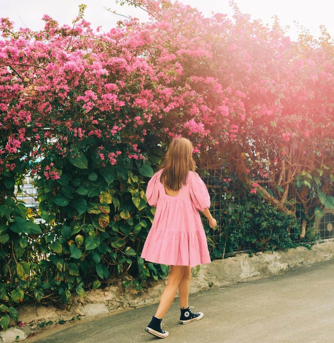 宮崎絹子のインスタグラム：「昨日の発表にたくさんのメンション、コメント、メッセージありがとうございます💕本当に嬉しい！久しぶりのリリースも、久しぶりのライブも本当に楽しみ💕  今回のライブのセトリが楽しくて、初めてライブした時のことを思い出す。楽しみにしててね！  それにしても毎日暑くて夏みたいなお天気だね☺️ 今年の夏が楽しみだ🩷」