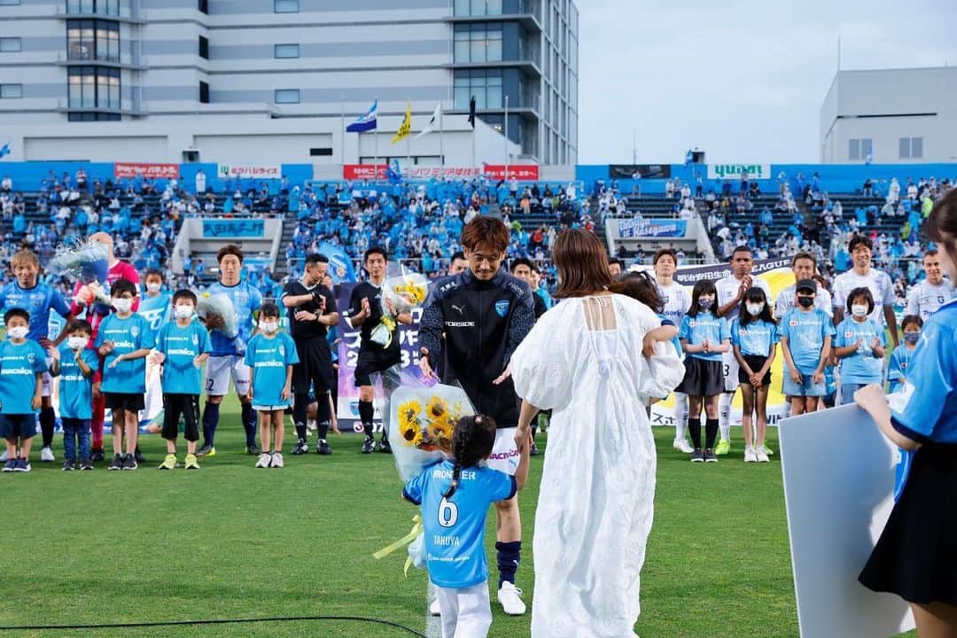 和田拓也のインスタグラム：「Jリーグ通算300試合出場のセレモニーをしていただきました 今まで在籍したチームのチームメイト、サポーターの方々に感謝です🙏 これからも積み上げていけるように頑張ります！ #横浜fc #yokohamafc  #asics #和田拓也」