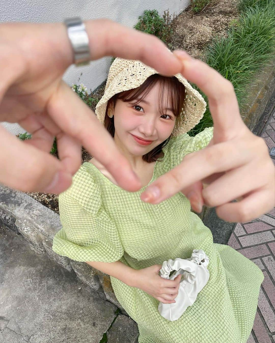 きりまるのインスタグラム：「さいきん流行ってる撮り方らしい📷🫶🏻♡ ２ヶ月ぶりくらいにやっと！ デートできたーーーー！！👨🏻‍🦲♡  たのしかったあああああ！！😽😼照 ごはん食べ行ったら帰りに店員さんから こんな嬉しいメッセージをいただいて  めちゃくちゃ嬉しかった、、、😭🤍 ありがとうございます、心がぽかぽかです ☺︎  ここ数ヶ月ずっとバタバタしよって なかなかゆっくり2人でおでかけできんかったけん すっごい楽しかった😽♡リフレッシュ〜！  幸せパワー注入できたので 明日からまたがんばれます！👨🏻‍🦲😇♡ しあわせでした！！！！　おわり .」