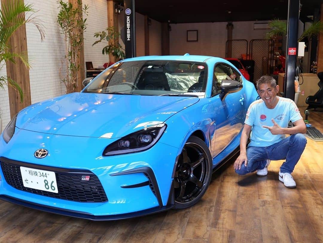 織戸学のインスタグラム：「GR 86 MAXORIDO コンプリートカー 本日大変仲の良いファミリーに納車です。  とても楽しそうなのが 印象的  末長く楽しんでください。^ ^  有り難う御座います。  もう一台 bright Blue 即納有ります。  この機会に ラストチャンス  #gr86 #maxoridoコンプリートカー  @130ryokohama」