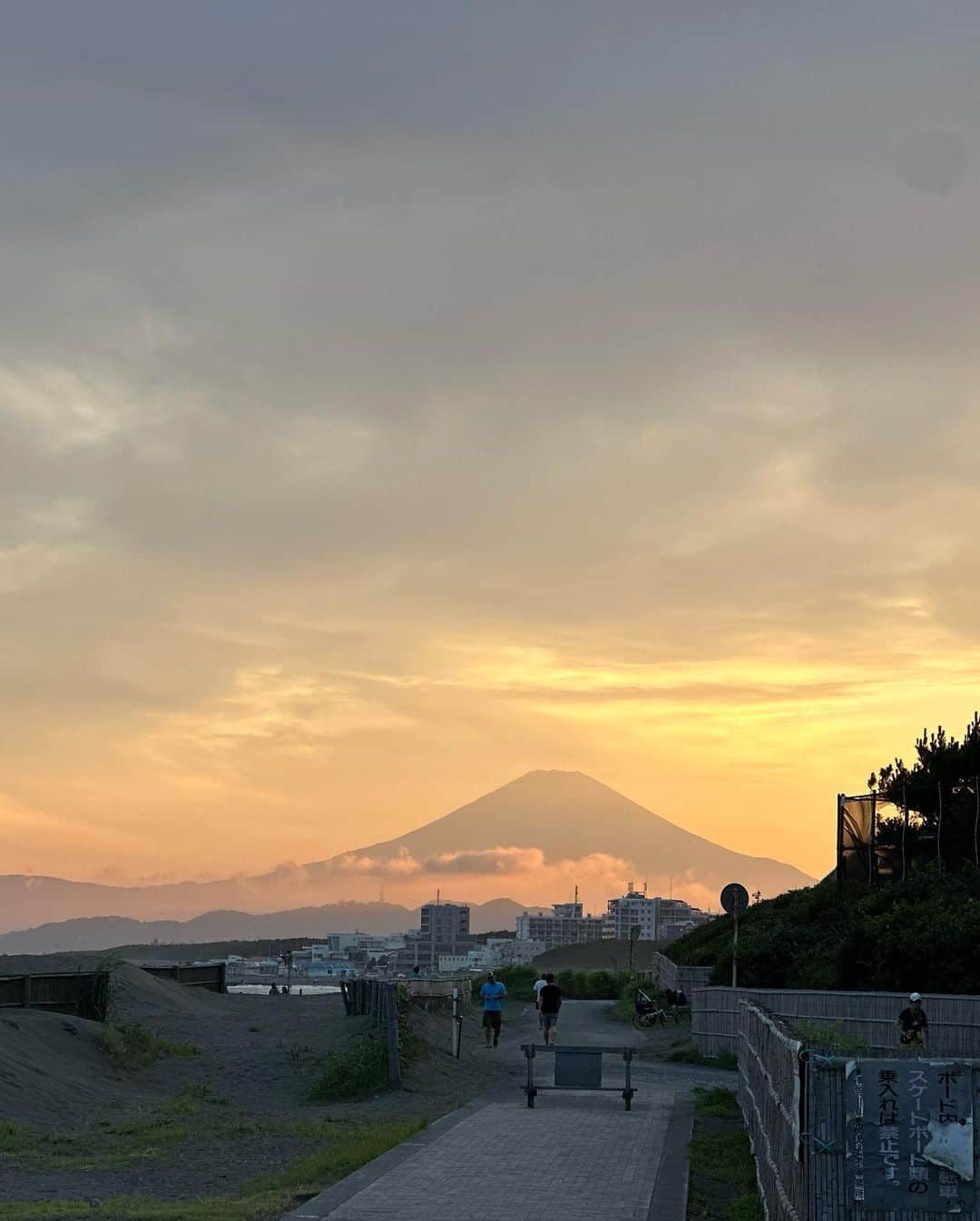 鈴木六夏さんのインスタグラム写真 - (鈴木六夏Instagram)「富士山と月が神秘的だった夕方に 海集合！  ちょい飲みしながら 有人が作ってきてくれた素晴らしいおつまみをつまんで笑いあう、こんな時間は宝ものだなと思います✨  こーゆー大人たちとちびっこ達の集まりに、ちゃーんと来てみんなとコミニケーションとってる長男を見ると、大人になったなぁとか、嬉しいなぁとか、そんな気持ちになります。  まだ少し冷たいお水。 今年の夏も泳ぐぞ😂👍🏼  私のウェアは　@mikomori_official  娘は　@lilietnene」7月2日 21時40分 - rikuka.62