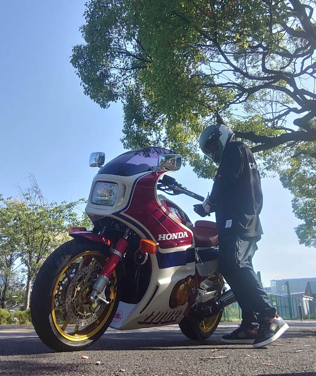 レイザーラモンRGさんのインスタグラム写真 - (レイザーラモンRGInstagram)「この角度からジーっと見てるとこのCB1100RのデザインはVT250Fとか丸目二灯になる前のVFR400RとかCBR750super aeroとかに受け継がれてるなあ…としみじみ。そして惚れ惚れ。そしてそれらのバイクは今全然人気ない…やれやれ。  #CB1100typeR #CB1100R #doremicollection #cb1100 #hondacb #endurancebike #hondavintage #dcmanteca4 #dcmanteca」7月2日 21時41分 - rgrazorramon