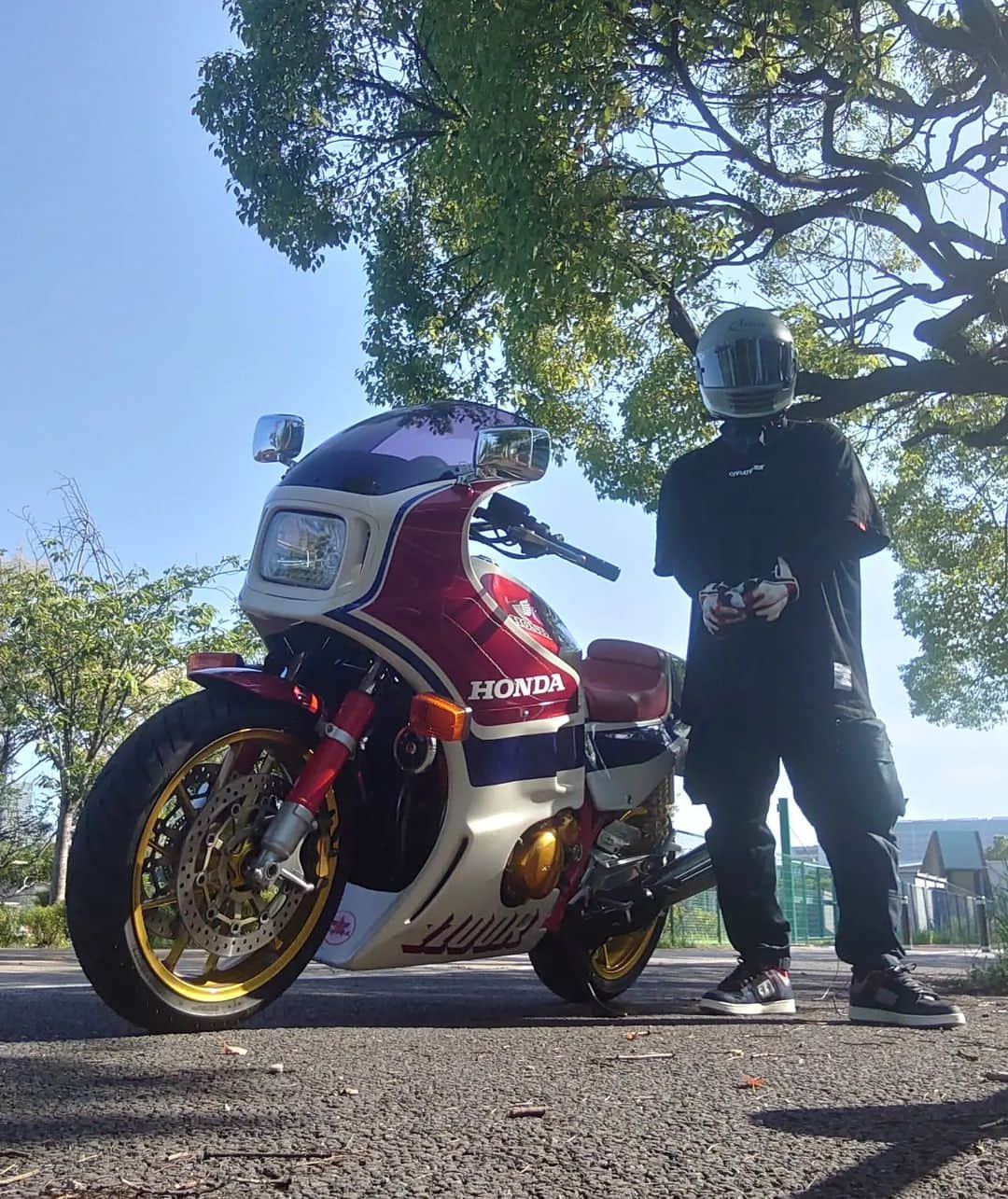 レイザーラモンRGさんのインスタグラム写真 - (レイザーラモンRGInstagram)「この角度からジーっと見てるとこのCB1100RのデザインはVT250Fとか丸目二灯になる前のVFR400RとかCBR750super aeroとかに受け継がれてるなあ…としみじみ。そして惚れ惚れ。そしてそれらのバイクは今全然人気ない…やれやれ。  #CB1100typeR #CB1100R #doremicollection #cb1100 #hondacb #endurancebike #hondavintage #dcmanteca4 #dcmanteca」7月2日 21時41分 - rgrazorramon
