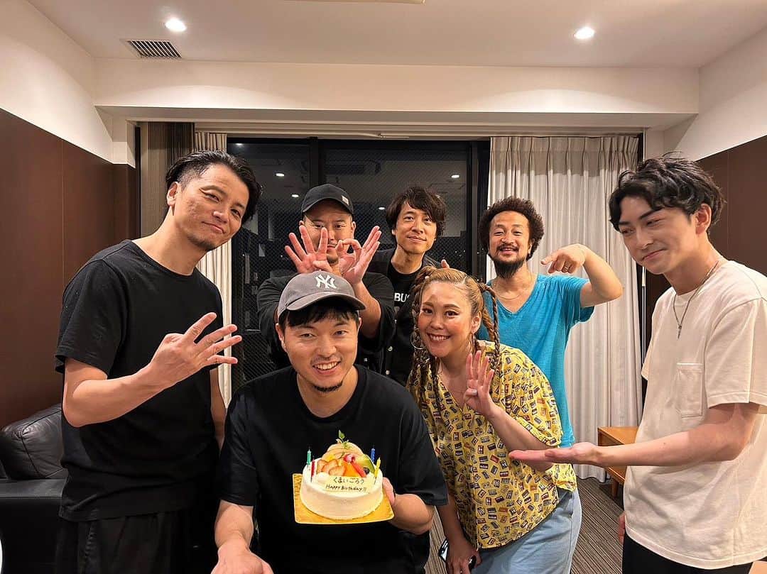 SONOMIのインスタグラム：「クマが40歳！！！ 初めて会った時は16か17歳だったかな☺️ 経たなぁぁ✨  ライブ後みんなでお祝い🍰 おめでとう🍾」