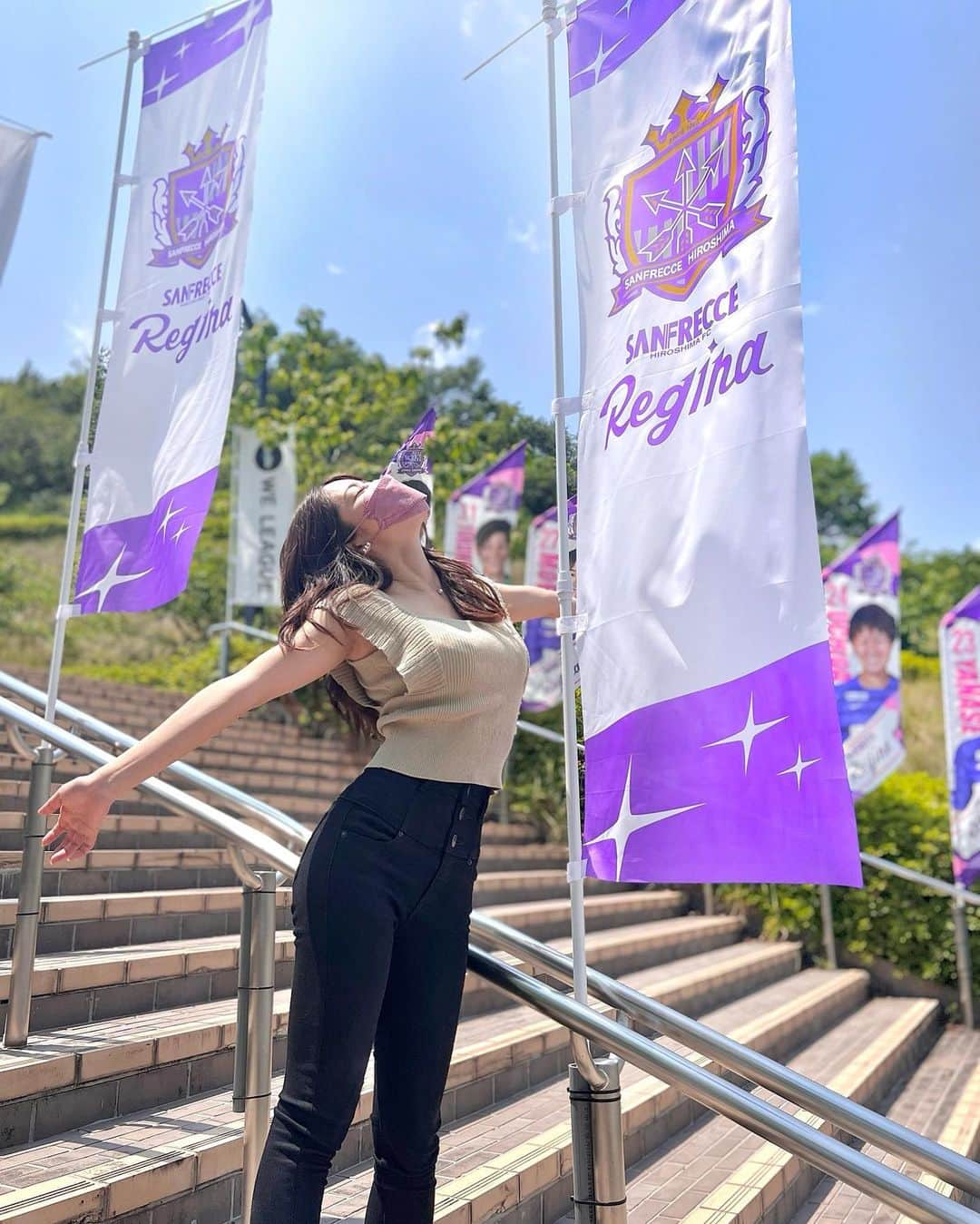 八幡美咲のインスタグラム：「毎週火曜日、19:30~選手のプライベートを深堀りするトークライブが楽しみでした⚽️✨  谷口軍団や木稲選手のお菓子作りの続編もすごく気になってる今日この頃です☺️笑  毎週末必ずスポーツ観戦するのが日課だった局アナ時代！ スタジアムでお会いすると視聴者さんからもみじ饅頭🍁いただいたり、優しい言葉をかけていただいたり、とっても嬉しかったです☺️💓  コロナ禍でこれまで なかなかお会いできなかったので これから恩返しができたらと思います🥰  ということで！ トークショーでは 普段はなかなか聞けない、、けど 聞きたい！！という質問を受け付けます☺️🌸 コメントかストーリーの質問Boxに 7/22聞きたいことをかいてください☺️🍓抽選で10問なので答えられなかったらすみません🥹💓  お待ちしています☺️  #サンフレッチェ広島 #レジーナ #トークショー」