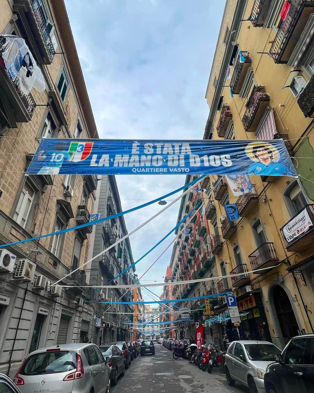 西村まどかさんのインスタグラム写真 - (西村まどかInstagram)「#Napoli 🇮🇹 毎日食べても飽きないくらい美味しかったパスタたち。 白ワインがずーっと美味しすぎて、なかなか赤に全然進めなかった。笑 ※3枚目のワインと6枚目のねじねじパスタ(？)美味しすぎた  たまたまサッカーが優勝した日と重なって、街がお祭りみたいな雰囲気でした！ でも、盛り上がり方が爆竹とか青い煙？とか投げててちょっと怖かったな、、笑  @urala_fukui 連載で詳しくまとめたのですが、他の写真もゆっくりあげていきます〜お付き合いください🤲  #イタリア旅行  #イタリアワイン」7月2日 21時44分 - madoka_nsmr