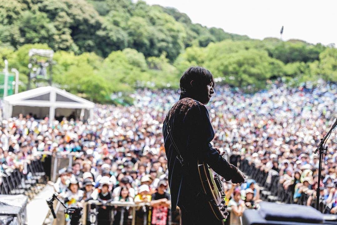 柳沢進太郎のインスタグラム：「photo × @nabespg   京都大作戦2023  ありがとう⛹️☀️🎸🔥⚡️  10-FEETの皆さん・スタッフの皆さん・来たお客さん全員が、より大きな幸で溢れますように！🤘🏻  俺たちにも🎸🔥🧠」