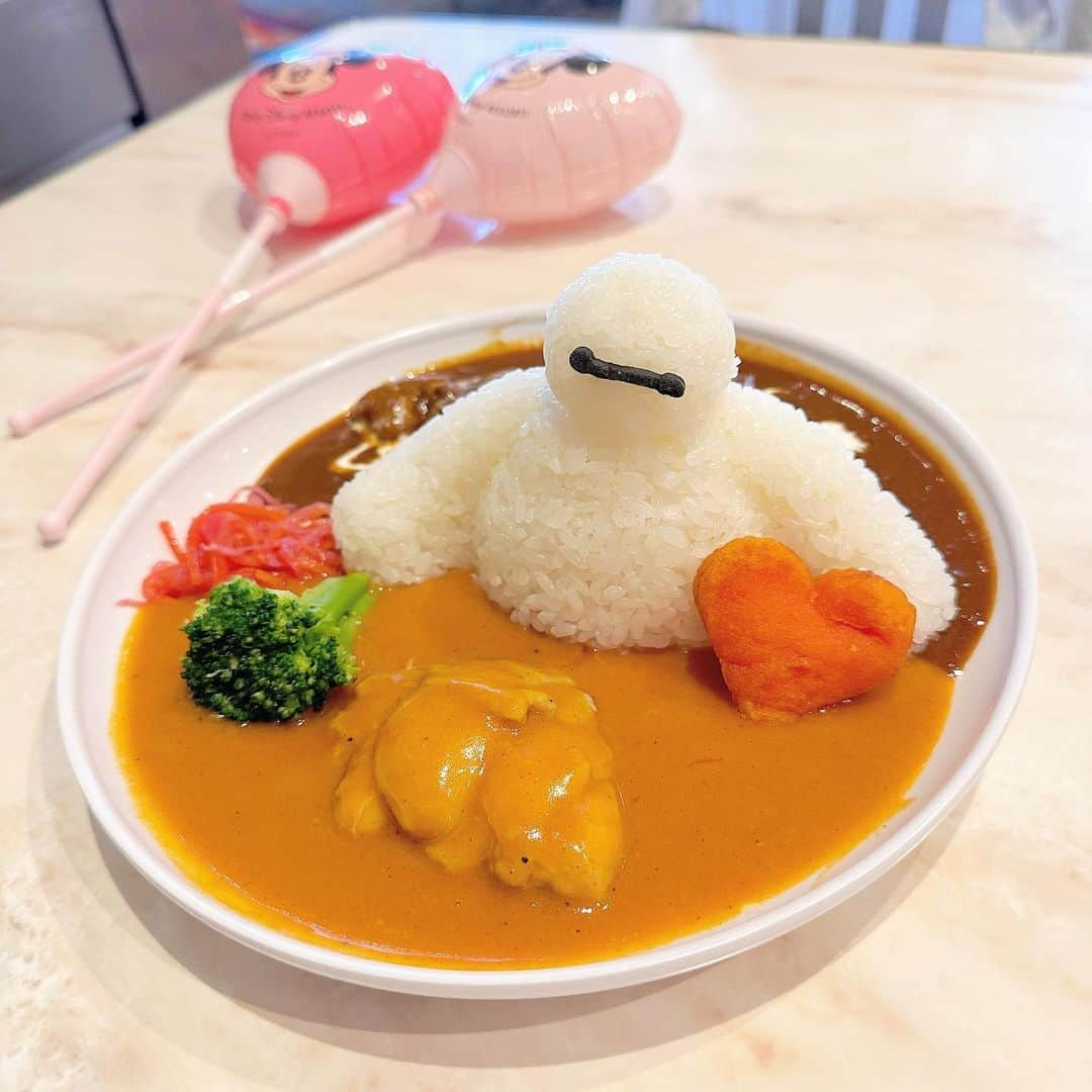 八木沙季のインスタグラム：「🤍🤍  ベイマックスのカレープレート🍛 めっちゃ可愛かった😂🫶🏻 バターチキンカレーもビーフカレーも どっちも味わえて最高でした🥹👏  #ディズニーランド  #ディズニーランドグルメ  #センターストリートコーヒーハウス  #ベイマックスカレー」