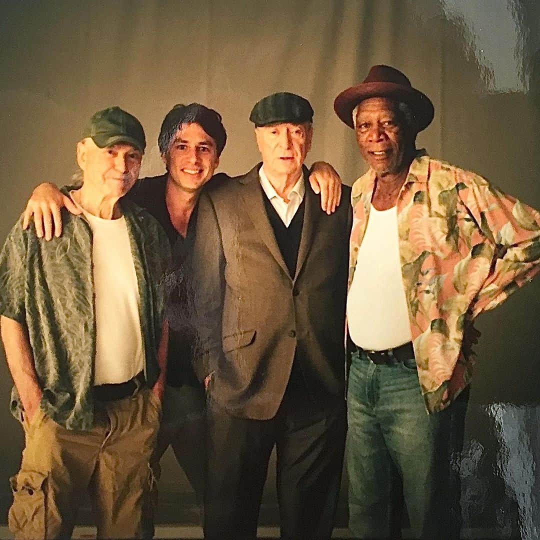 ザック・ブラフのインスタグラム：「Rest in Peace to the incomparable Alan Arkin. I feel so lucky I got to experience his unique genius firsthand. Alan could riff his way through an entirely improvised monologue and have the entire cast and crew covering their mouths in laughter to not ruin the take. My editor and I never knew which take to choose because they were all brilliant and different and distinct. An unparalleled actor and man. ❤️」