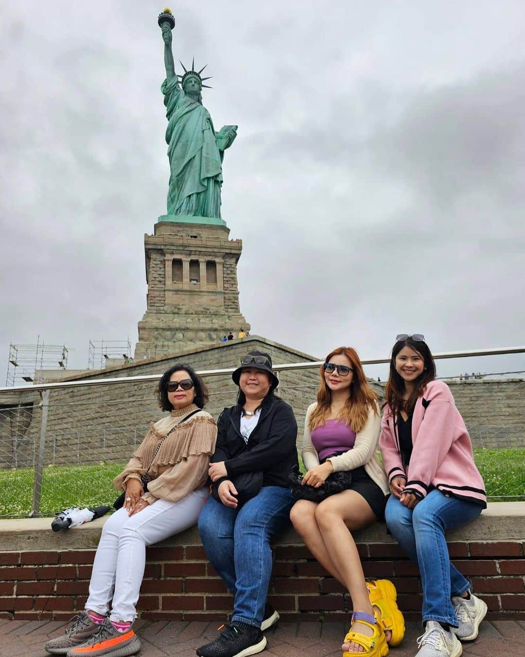 ポーナノン・ファトラムさんのインスタグラム写真 - (ポーナノン・ファトラムInstagram)「Enjoy summer break🥰💕✈️🍭 #NYC>DC #familytravel #missyoualready」7月2日 21時50分 - waen_pornanong