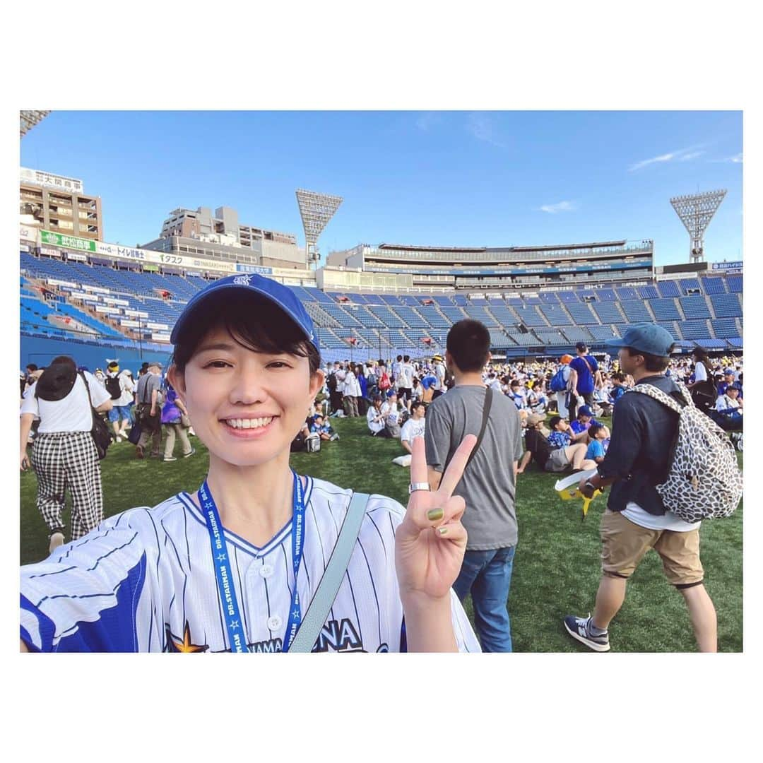 一木千洋さんのインスタグラム写真 - (一木千洋Instagram)「趣味⚾️  この頃、月1で野球観戦に行っています。現地観戦…前回が負け、前々回が引き分けだったので、今日こそ勝ちたい！と思っていたら、ちゃんと勝ってくれました✌️✨ 日差しがジリジリと照りつける中のデーゲーム。最高気温31℃！選手はこんなに暑いなか野球できるの本当にすごい…。私は座ってるだけで熱中症になりそうなのに。 いつもより余計に水分を取りました。暑い日の麦茶がいちばんうまい！ 点が入ったら万歳三唱したりハイタッチしたり知らない人同士なのに気持ちはひとつ！みたいなの素敵だよね！ 今回も楽しかったなあー！  #DeNAベイスターズ #ベイスターズ #ベイスターズファン」7月2日 21時50分 - ikkichihiro