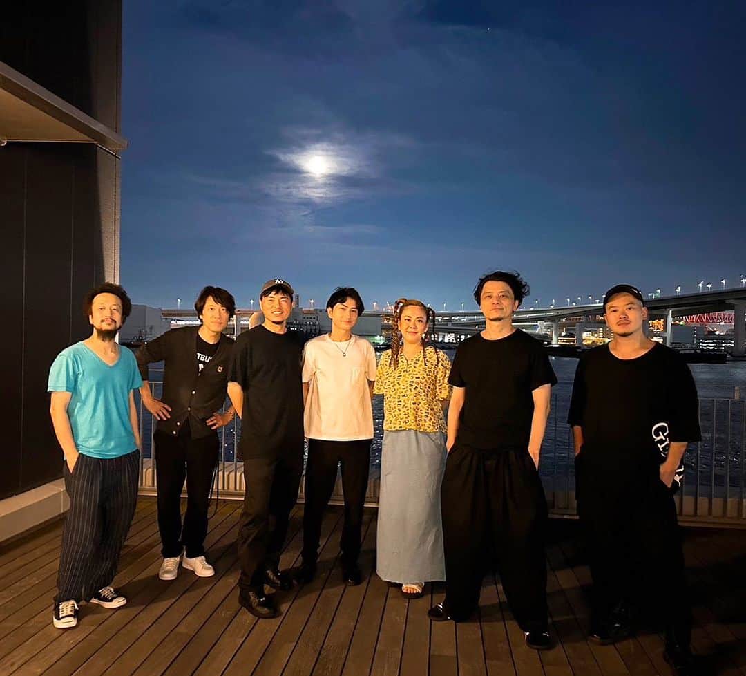 SONOMIのインスタグラム：「ライブが終わって片付けなどしていたらなんと月が綺麗ではないですか！！ 記念にみんなで写真を撮りました🌝」