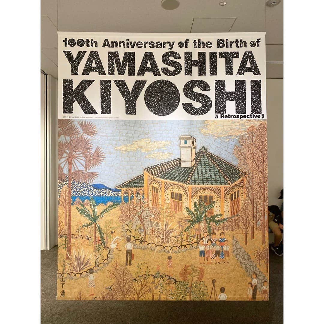 吉野史桜のインスタグラム：「今日は友達と山下清展に行ってきたよ🤗 生誕100年記念だってさ〜♫  『裸の大将』でおなじみだけど、実際の清さんは旅先では絵は描いてなかったみたい🖼  景色を記憶できる能力があったんだって〜！わ〜！😳  事実とは違えども、あのドラマ面白いよね😂  鑑賞中は常に 『野に咲く花のように』が 脳内再生されてたよ🌻  しかし約190点というすごい作品数！😳 そんで、放浪記と一緒に絵が紹介されてて、 清さんの人柄がめちゃめちゃ伝わり一緒に旅してる感じがしたよ〜⛵️✨  とにかく表現が細かくて、 「勘弁してくれ」と思わず口から何度も出てしまうほど、 気が遠くなりそうな作業だっただろうなと感じました😂  清さんの作品は撮影不可だったけど、ポストカードを数枚購入☺️  長岡の花火の貼り絵は有名だね🎇 いつか本物の長岡の花火も観てみたいな〜✨  #山下清展 #山下清 #100年目の大回想 #sompo美術館 #新宿 #美術館 #美術展 #アート #貼り絵 #ポストカード」