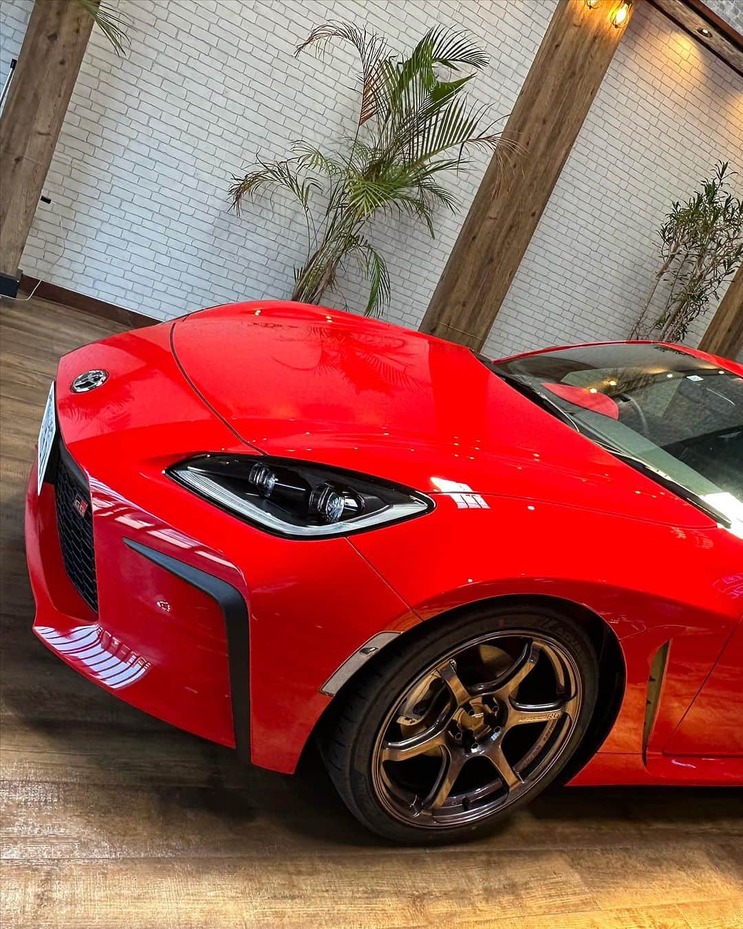 織戸学さんのインスタグラム写真 - (織戸学Instagram)「GR 86 RED納車  本日大変仲の良い 若い子が頑張って購入  とても楽しそうに友達がお祝い🥂  こういうのを見れる事も めちゃくちゃ幸せ 何より とても楽しそうなのが 印象的  末長く楽しんでください。^ ^  有り難う御座います。  もう一台 bright Blue 即納有ります。  この機会に ラストチャンス  #gr86 #maxoridoコンプリートカー  @130ryokohama  @maaya_orido_559」7月2日 21時51分 - maxorido
