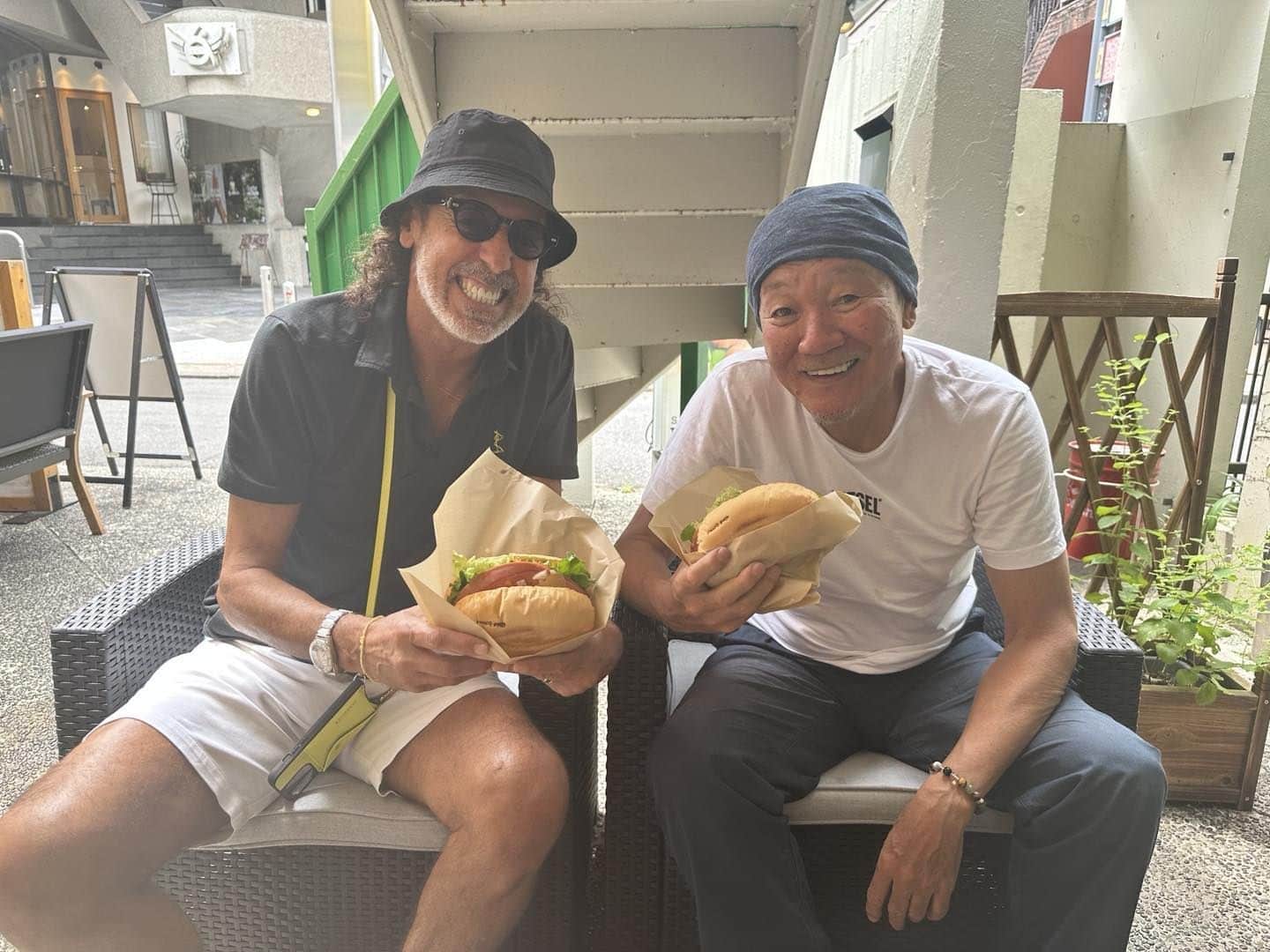 ラモス瑠偉のインスタグラム：「先週大好き川勝監督と原宿お店キーボンでブラジルの🇧🇷サンドイッチ食べに行きました。彼のダイレクトパスアウトサイドのキック盗んで自分なりに磨きました。彼のアウトサイドキック素晴らしいすぎる。久しぶり会えて色んな話しできて嬉しかったです。semana passada fui com um amigo ex jogador e agora treinador em Harajuku no bar do Que Bom comer um sanduíche 🍔 brasileiro da hora.tive o prazer de jogar 5 anos com ele e vendo ele tocando de primeira na bola e batendo com com o lado de fora do pé (3dedos)comecei a aprimorar batendo de três dedos.um papo muito bom ⚽️⚽️🇯🇵」
