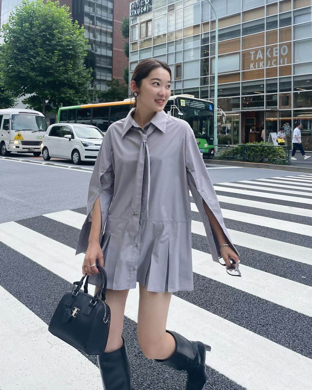 mina hinokuchiのインスタグラム：「. まだまだ暑いですが、 秋の匂いがする晩夏入荷のアイテムの予約が始まったり 秋冬の会議などをしたりしてると すでに秋物欲が高まりつつあります🍁  夏はロングばっかりだったから ミニが久々沢山集めたい😆 筒が太めのブーツと合わせると 大人も着やすいからおすすめです♡  グレーと黒で合わせるコーデが気分〜♡♡  最後は会社のエレベーターで 頑張って隠れてた @mitan.k と笑  . #Chico #チコ #salonbychico  #シャツ #シャツコーデ #ロングブーツ #メガネ #メガネ女子 #高身長コーデ #高身長女子 #coordinate #ootd」