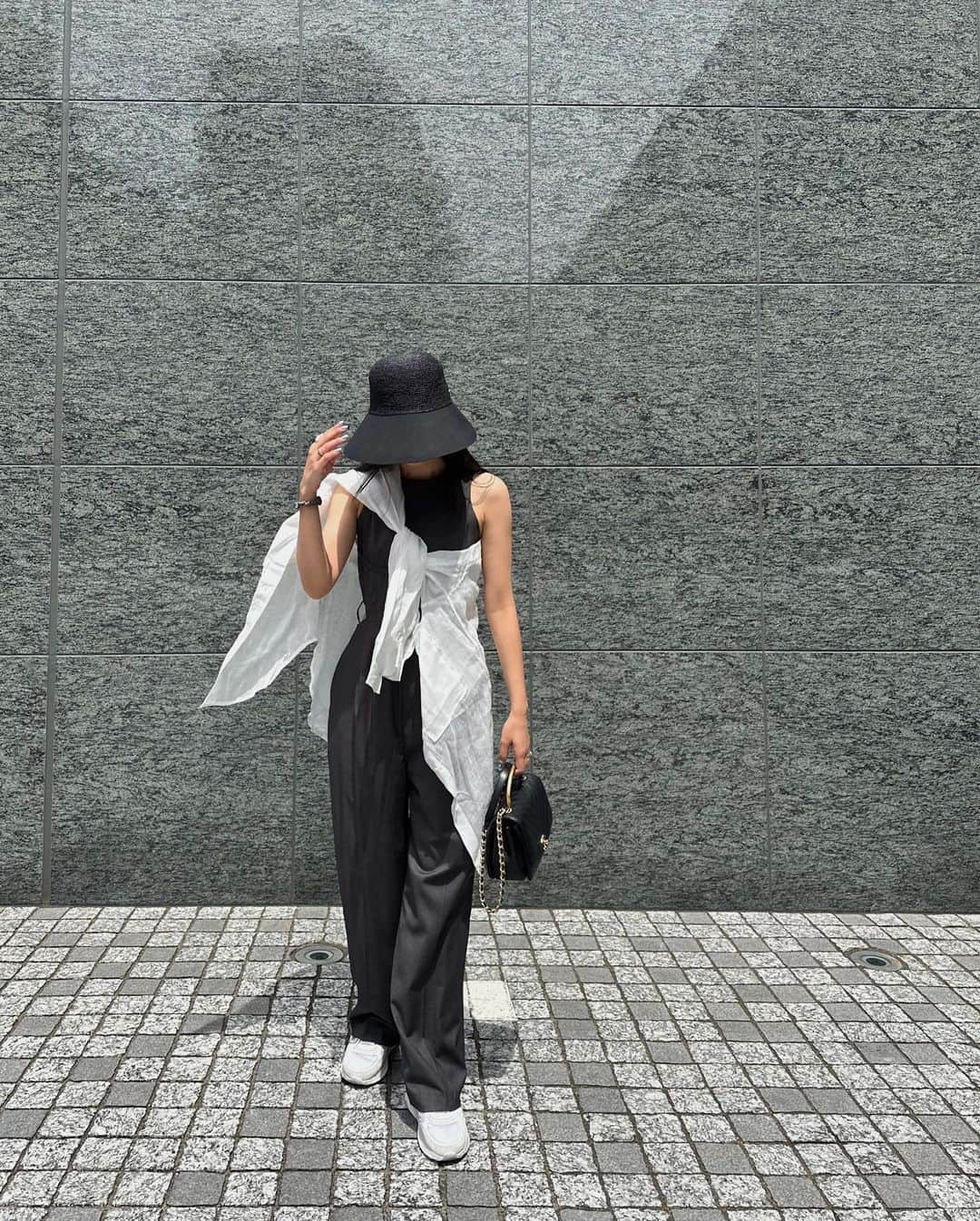 鈴木詩織のインスタグラム：「ほんとに梅雨かな？と思うくらい暑い日が多い気がする🫠 暑いときはちょっと涼しげなコーデ✨  でも冷房と紫外線対策はちゃんとしたいのでシャツを持っていくよ🤍  暑いからこうゆうときはサラダが余計に食べたくなるので、この日はサラダにしてみたよ🙆🏻‍♀️ with greenで初めてサラダ食べたのだけど、棒棒鶏とかもやしのナムルだったりさっぱりメニューもたくさんあってよかった🤍🤍🤍  ⁡  #shiorin_styling#josemoon#babylone#helenkaminski#withgreen#バビロン#ヘレンカミンスキー#取材協力#サラダボウル専門店」