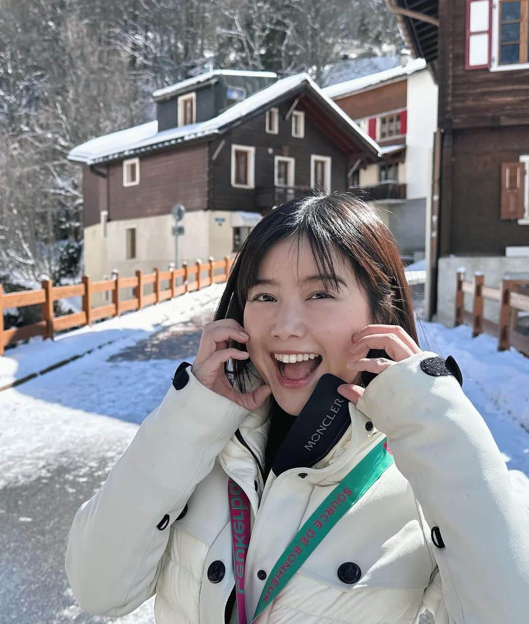 リー・ジャーインのインスタグラム：「今晚9點YouTube 上新片✨ 這集小穎師化身小小導遊！ 帶大家看看瑞士最大‼️溫泉鄉♨️  不只是「最大」也是「最美」的天然溫泉  這是我的歐洲泡湯初體驗 沒想到在洛依克巴德的溫泉歷史這麼久遠 從羅馬時期至今依然備受當地人的喜愛  在瓦萊區的洛依克巴德 我也第一次親眼看見雪崩！很震撼！ 還吃到超級美味的薯餅 上癮又玩了古董雪橇、還把雪橇玩到斷😆 享受到療癒身體的溫泉SPA 最後還吃到一家好吃中餐廳！  洛依克巴德♥️是瑞士遊我最喜歡的小鎮  蜿蜒小路上的傳統木造建築非常可愛 這裡值得漫步遊走 靜靜感受屬於瑞士特有的溫泉文化～」