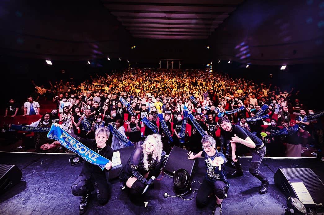 JILLのインスタグラム：「一年振りのHULIC東京は 艶やかでした💓 いっぱい一緒に歌ったね。 ありがとう😊👍  photo by アンザイミキ💕  #7月02日_ヒューリックホール東京 —————————————- PERSONZ「I AM THE BEST TOUR」 6月18日_高知県立県民文化ホール グリーンホール 6月24日_札幌CUBE GARDEN 7月02日_ヒューリックホール東京 7月22日-仙台rensaホール 7月23日_函館金森ホール 8月04日_名古屋ダイアモンドホール 8月05日_大阪クラブクワトロ 8月11日_新潟LOTS 8月12日_高崎芸術劇場スタジオシアター 8月26日_福岡電気みらいホール —————————————-  #jillpersonz  #personz  #youtubepersonzチャンネル #note  #jillpersonz  #エアプレ #JILLプレ #ラジオ高崎 #三味線jill屋」