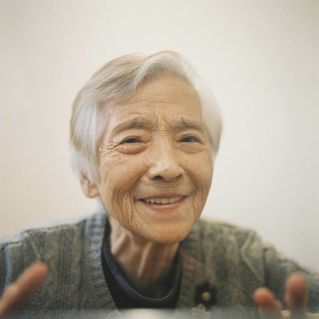 のインスタグラム：「Visiting with my grandmother through an acrylic board for 15 minutes only. ・  #hasselblad #film #filmphoto #filmphotography #filmcamera #instagramjapan #instagram #ハッセルブラッド#shotonfilm #kodak #kodakportra400 #kodakfilm #lifewithkodak #kodakprofessional #madewithkodak  #inspiredwithhasselblad #grandmother #filmphotomag」