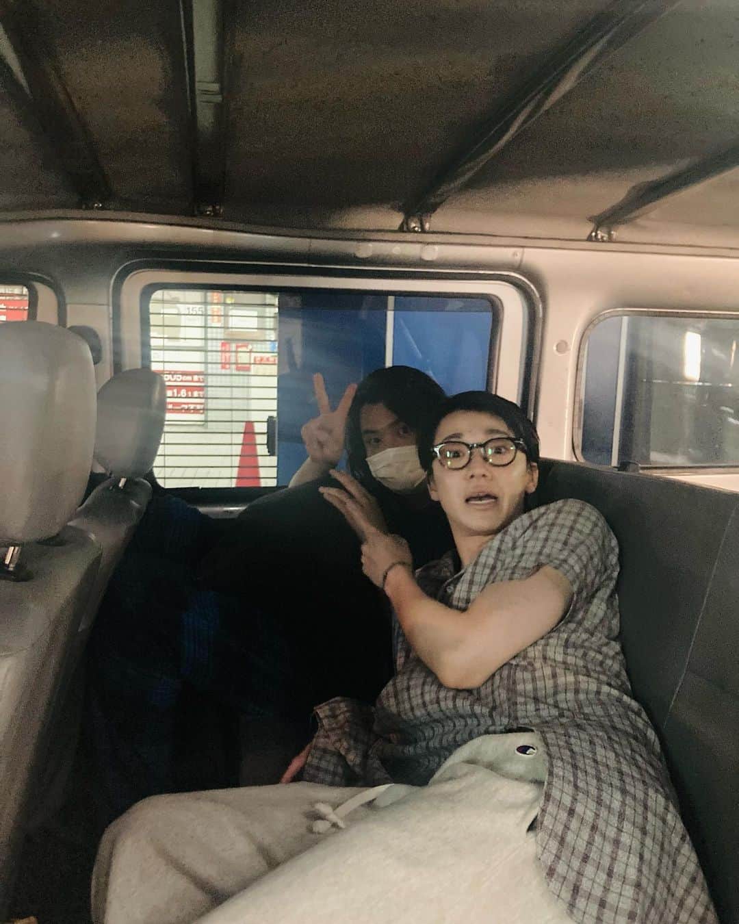 畑山悠月のインスタグラム：「帰る寸前のゆうもりさん SIX LOUNGEライブ最高に最高でした」