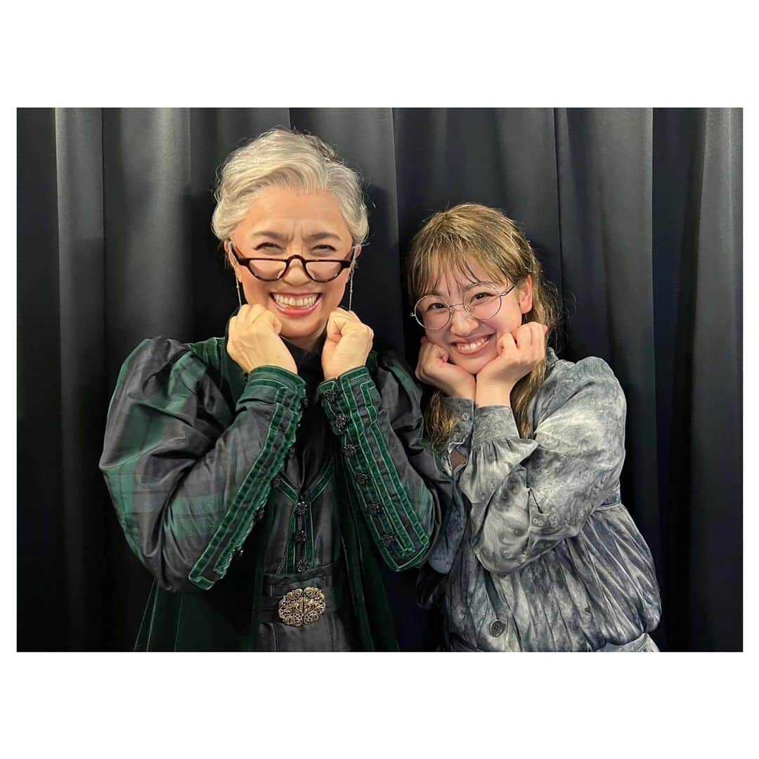 佐竹桃華さんのインスタグラム写真 - (佐竹桃華Instagram)「・ 6月で卒業されたみなさん。 おめでとうございます&お疲れ様でした。 今回で1stシーズンの終わりを痛感し 今は寂しさと喪失感でいっぱいですが、、 前に進む為にもちゃんと向き合わねばです。 ・ スリザリンの先生、健悟さん🐍 写真がないのが残念で仕方ないんだけど 途中参加で色々大変だった中いつも全力な方。 一緒にスリザリンを盛り上げれて楽しかったなぁ ・ お洒落で頼れる姉さんこと彩乃さん👻 前向きで笑顔が眩しくて気さくでムキムキで 可愛さとかっこよさを兼ね備えた方。 舞台上では絡みが無かったけど楽屋が同じで 彩乃さんの優しさと明るさに助けられてました。　 彩乃さんの笑顔がだいっすきです！！！ ・ 元祖クレイグ。ハッピーマンこと雄馬さん🟢 持ち前の気さくさ、周りを巻き込む明るさ。 雄馬さんがいてくれたから皆と仲良くなれたし ２つのカバーに慣れず大変だった時も 袖で前向きに元気付けてくれたから乗り越えれました。 精神的にも技術的にも何度も救われたなぁ。 雄馬さんにしか出来ないクレイグ最高🤟 ・ お芝居大好き人間こと隼太さん🔥 周りをよく見て気にかけてくれる方。 アドバイスくださったり褒めてくださったり いつもモチベを上げて貰ってました。笑 ローズの時の1シーンしか絡めなかったけど 楽しかったなぁ。また共演したいです🥲 ・ そして皆大好き郁恵さん💖 もうね尊敬と憧れと好きが止まらないです。 止まる事なく常に新しい芝居をされていて いつも心を動かされワクワクしっぱなしでした 誰にでも分け隔てなく接してくださり どんな時も優しさと明るさと元気を送ってくださる。 まさにカンパニーの太陽でした。 今回共演できた事私にとって一生の財産です。 もっと一緒にいたかったし学びたかったな。 またどこかで共演できるように頑張ります！！ ・ もっと言いたい事、伝えたい事あるのに 上手く言えないのがもどかしい。 でも本当に皆さんに出会えて幸せでした。 1stシーズンほんっとうに大変な事ばっかりで スパイシーな日しかなかったけど！笑 皆さんが一緒だったから乗り越えられました。 オリジナルキャストの1人として参加できて 本当に幸せだったなぁと思います。 2ndシーズンも新しい方々と共に真摯に頑張ります。 ・ ・ ・ #舞台ハリーポッターと呪いの子  #舞台ハリポタ#ハリポタ舞台 #ハリーポッター#呪いの子 #マクゴナガル先生#榊原郁恵 さん #ロンウィーズリー#竪山隼太 さん #クレイグバウカーjr#岡部雄馬 さん #ディメンター#田中彩乃 さん #本当にお疲れ様でした#大好きです #嘆きのマートル#佐竹桃華」7月2日 21時59分 - momokasatake