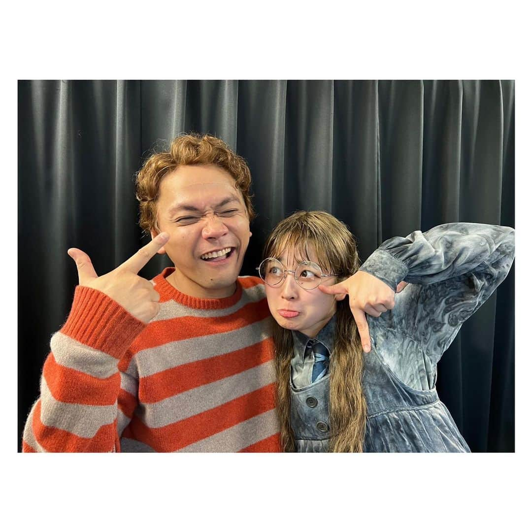 佐竹桃華さんのインスタグラム写真 - (佐竹桃華Instagram)「・ 6月で卒業されたみなさん。 おめでとうございます&お疲れ様でした。 今回で1stシーズンの終わりを痛感し 今は寂しさと喪失感でいっぱいですが、、 前に進む為にもちゃんと向き合わねばです。 ・ スリザリンの先生、健悟さん🐍 写真がないのが残念で仕方ないんだけど 途中参加で色々大変だった中いつも全力な方。 一緒にスリザリンを盛り上げれて楽しかったなぁ ・ お洒落で頼れる姉さんこと彩乃さん👻 前向きで笑顔が眩しくて気さくでムキムキで 可愛さとかっこよさを兼ね備えた方。 舞台上では絡みが無かったけど楽屋が同じで 彩乃さんの優しさと明るさに助けられてました。　 彩乃さんの笑顔がだいっすきです！！！ ・ 元祖クレイグ。ハッピーマンこと雄馬さん🟢 持ち前の気さくさ、周りを巻き込む明るさ。 雄馬さんがいてくれたから皆と仲良くなれたし ２つのカバーに慣れず大変だった時も 袖で前向きに元気付けてくれたから乗り越えれました。 精神的にも技術的にも何度も救われたなぁ。 雄馬さんにしか出来ないクレイグ最高🤟 ・ お芝居大好き人間こと隼太さん🔥 周りをよく見て気にかけてくれる方。 アドバイスくださったり褒めてくださったり いつもモチベを上げて貰ってました。笑 ローズの時の1シーンしか絡めなかったけど 楽しかったなぁ。また共演したいです🥲 ・ そして皆大好き郁恵さん💖 もうね尊敬と憧れと好きが止まらないです。 止まる事なく常に新しい芝居をされていて いつも心を動かされワクワクしっぱなしでした 誰にでも分け隔てなく接してくださり どんな時も優しさと明るさと元気を送ってくださる。 まさにカンパニーの太陽でした。 今回共演できた事私にとって一生の財産です。 もっと一緒にいたかったし学びたかったな。 またどこかで共演できるように頑張ります！！ ・ もっと言いたい事、伝えたい事あるのに 上手く言えないのがもどかしい。 でも本当に皆さんに出会えて幸せでした。 1stシーズンほんっとうに大変な事ばっかりで スパイシーな日しかなかったけど！笑 皆さんが一緒だったから乗り越えられました。 オリジナルキャストの1人として参加できて 本当に幸せだったなぁと思います。 2ndシーズンも新しい方々と共に真摯に頑張ります。 ・ ・ ・ #舞台ハリーポッターと呪いの子  #舞台ハリポタ#ハリポタ舞台 #ハリーポッター#呪いの子 #マクゴナガル先生#榊原郁恵 さん #ロンウィーズリー#竪山隼太 さん #クレイグバウカーjr#岡部雄馬 さん #ディメンター#田中彩乃 さん #本当にお疲れ様でした#大好きです #嘆きのマートル#佐竹桃華」7月2日 21時59分 - momokasatake