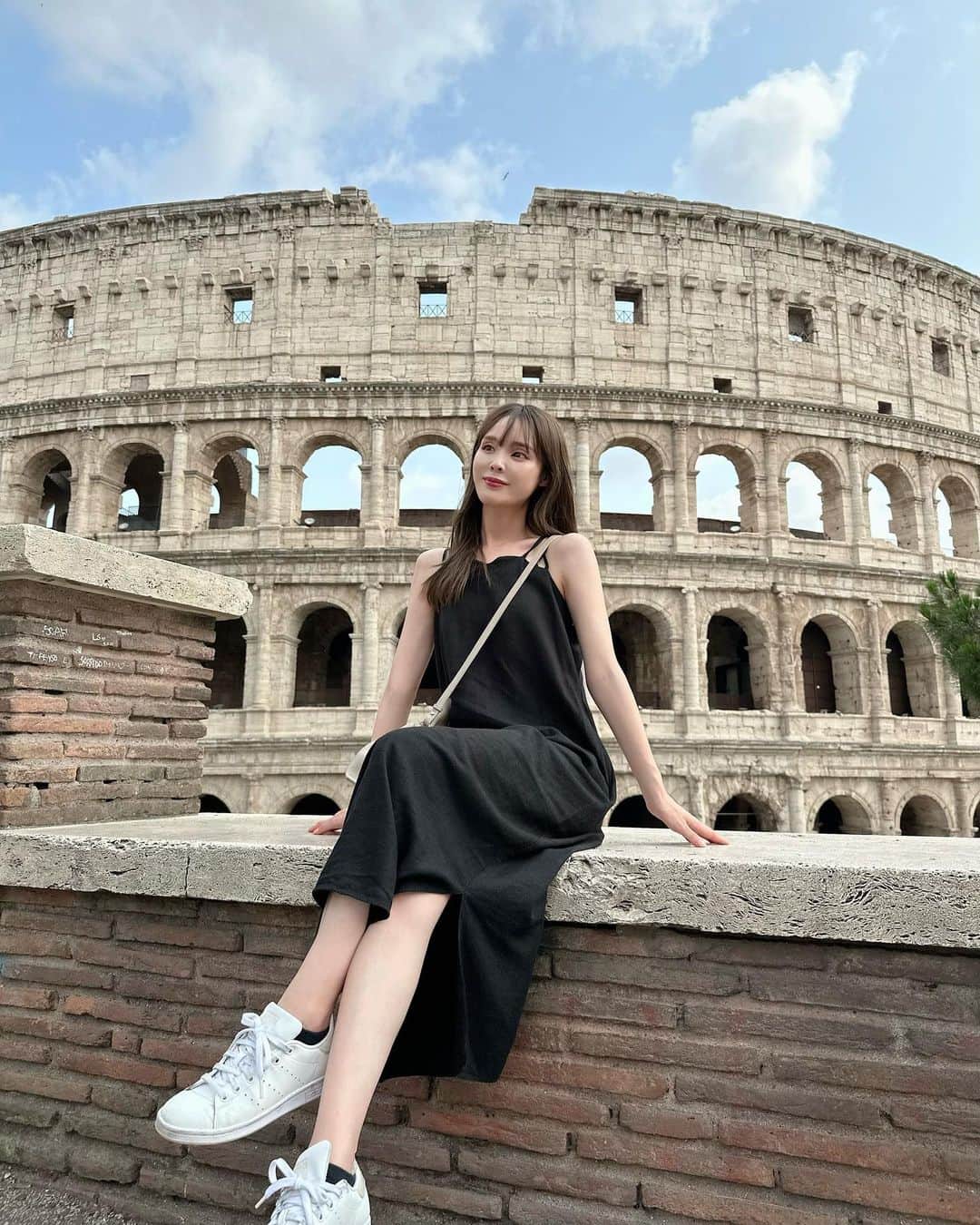 磯田 ひかる(Hikaru Isoda) のインスタグラム：「こんばんは🤍 イタリア3都市目ローマでのコーデ🇮🇹  ローマはとにかく暑い！ 日本と同じ感じの蒸し暑さでした😹  古代ローマの遺跡や、ヴァチカン市国などとにかく歩いて見て回るものが多すぎて足と腰をやられます🥹  スニーカー必須👟🫧  2000年前の建物がこんなに残っているなんて本当にすごい...街のいたるところに遺跡がたくさんある🫷  【着用アイテム】 1day Dress @titivatejp   2day Vest @rihoas_official  Tops & Pants @uniqlo_jp   3day Dress @snidel_official   4day Tops @grl_official   ------------------------------ picaru：162cm / 骨格ウェーブ 1st ブライトスプリング 2nd ブライトサマー  大人可愛いスタイルアップコーデ ヘアメイクを合わせた トータルスタイリングを提案🤍  不定期にストーリーで ファッションお悩み相談募集中🥰 ------------------------------  他の投稿を見る→【@picaruuu】」