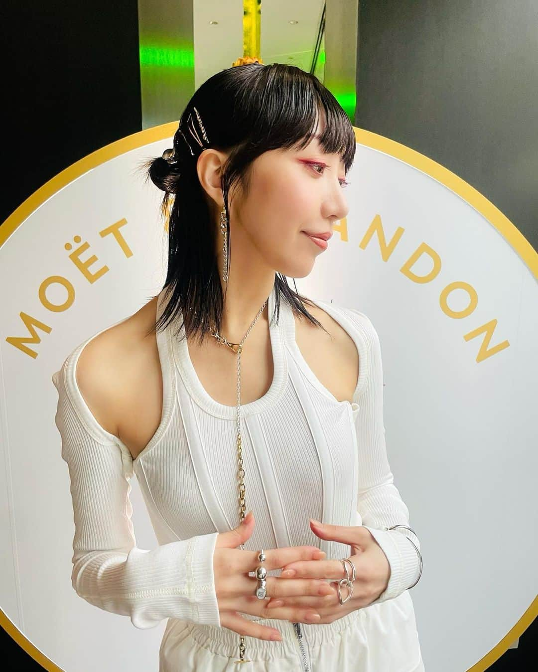 美弥るりかさんのインスタグラム写真 - (美弥るりかInstagram)「昨夜はお誘いいただき… @moetchandon  を味わいにおでかけしてきました🥂  ドレスコードがWhiteということで 久しぶりの全身白コーデ🤍🤍  会場ではコマさんと一緒にお食事もでき すてきな夜になりました🌙  氷を浮かべて味わうアイスアンペリアルもこれからの季節にぴったりでした！  #Hostedby  #ソワレブランシュ #SoireeBlanche #moetchandon #モエシャンドン #Sponsored #DrinkResponsibly」7月2日 22時02分 - rurika_miya_official