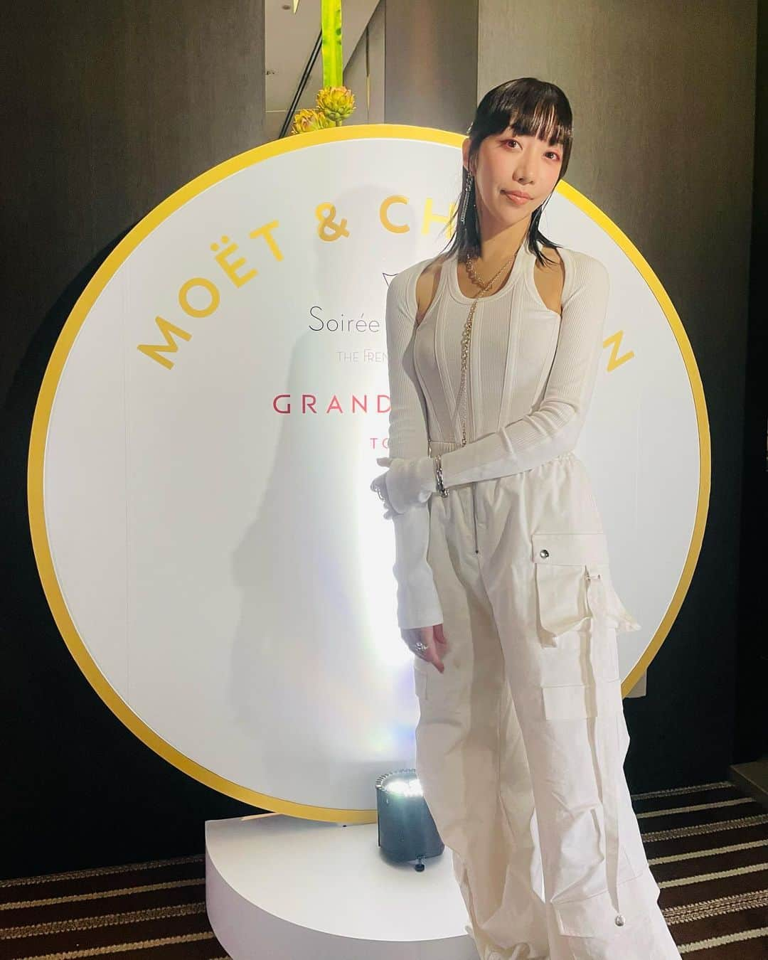 美弥るりかさんのインスタグラム写真 - (美弥るりかInstagram)「昨夜はお誘いいただき… @moetchandon  を味わいにおでかけしてきました🥂  ドレスコードがWhiteということで 久しぶりの全身白コーデ🤍🤍  会場ではコマさんと一緒にお食事もでき すてきな夜になりました🌙  氷を浮かべて味わうアイスアンペリアルもこれからの季節にぴったりでした！  #Hostedby  #ソワレブランシュ #SoireeBlanche #moetchandon #モエシャンドン #Sponsored #DrinkResponsibly」7月2日 22時02分 - rurika_miya_official