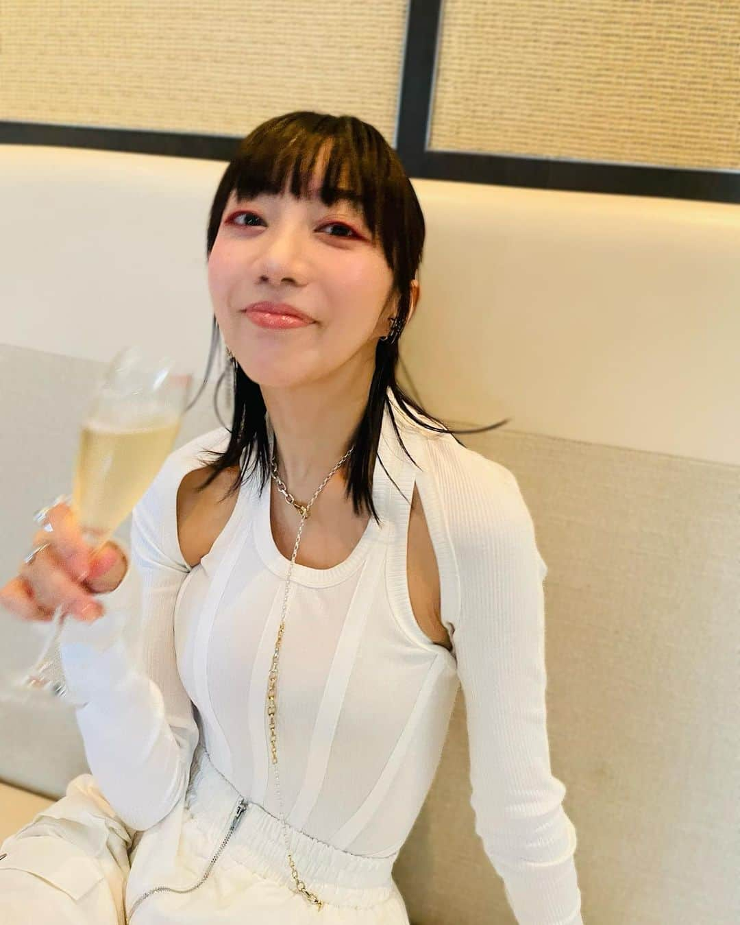 美弥るりかさんのインスタグラム写真 - (美弥るりかInstagram)「昨夜はお誘いいただき… @moetchandon  を味わいにおでかけしてきました🥂  ドレスコードがWhiteということで 久しぶりの全身白コーデ🤍🤍  会場ではコマさんと一緒にお食事もでき すてきな夜になりました🌙  氷を浮かべて味わうアイスアンペリアルもこれからの季節にぴったりでした！  #Hostedby  #ソワレブランシュ #SoireeBlanche #moetchandon #モエシャンドン #Sponsored #DrinkResponsibly」7月2日 22時02分 - rurika_miya_official